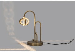 Lámpara de mesa Planetaria, estructura de latón oscuro y esfera de cristal by Lara Bohinc