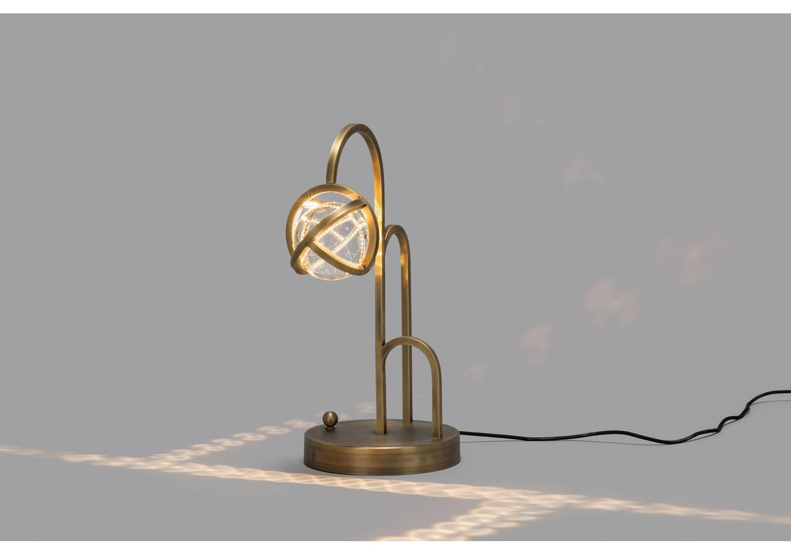 Moderne Lampe de bureau Planetaria, cadre en laiton foncé et sphère en verre par Lara Bohinc en vente