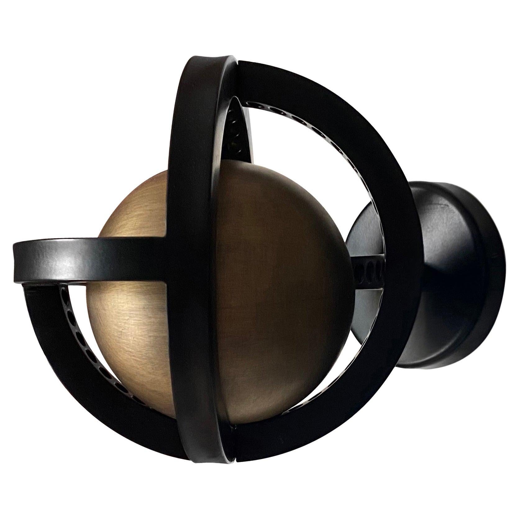 Planetaria-Wandleuchte, schwarzer Stahlrahmen mit dunkler Messingkugel von Lara Bohinc