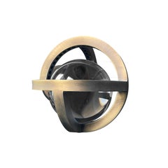 Applique murale Planetaria, cadre en laiton foncé et sphère en verre de Lara Bohinc