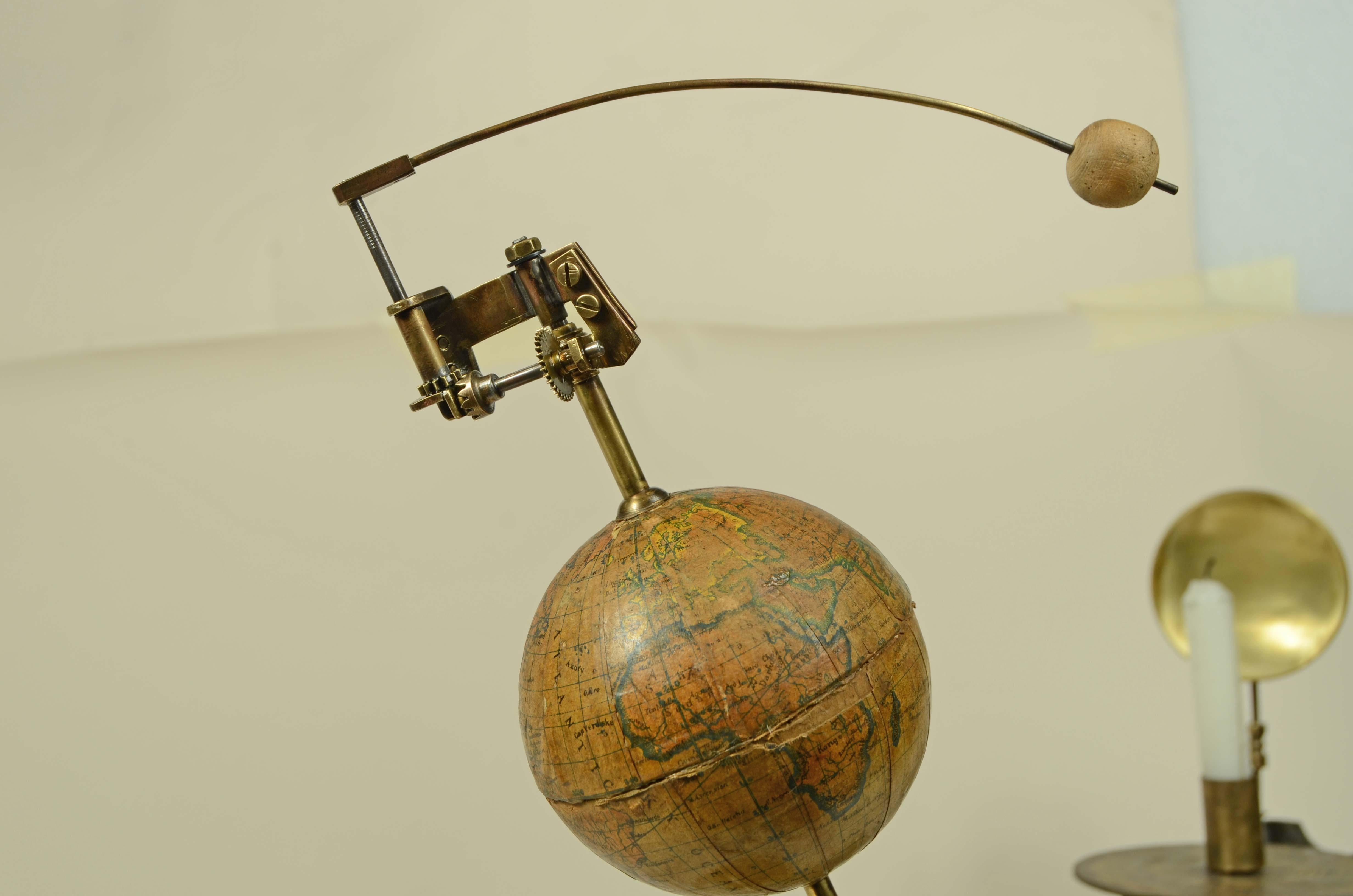 Planetario meccanico rappresentativo del sistema solare con Sole Terra e Luna in vendita 6