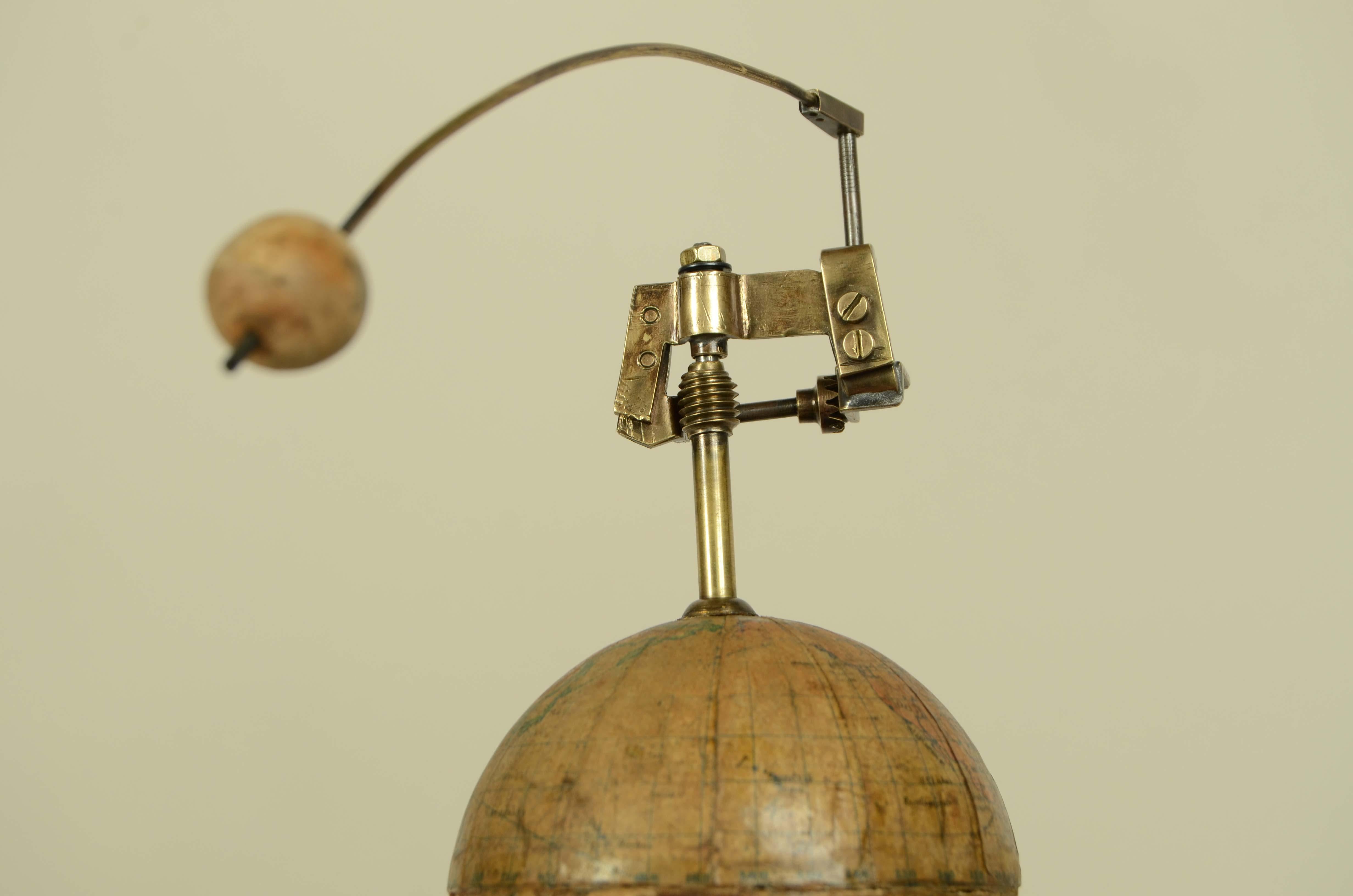 Planetario meccanico rappresentativo del sistema solare con Sole Terra e Luna in vendita 13
