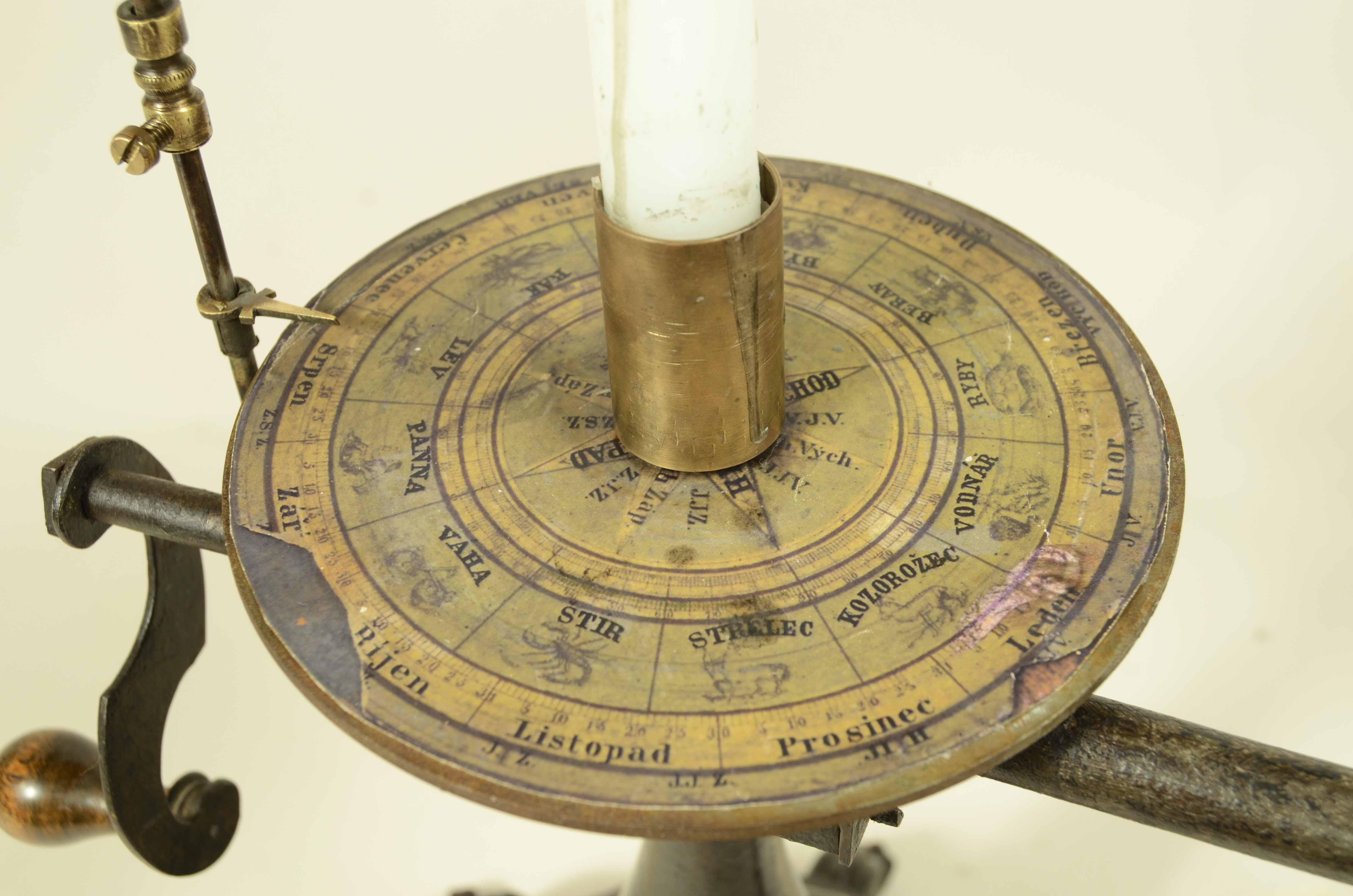 Planetario meccanico rappresentativo del sistema solare con Sole Terra e Luna in vendita 2