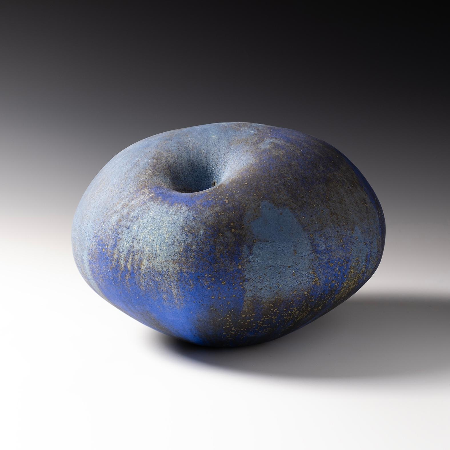 In this spatial ceramic research, developed over the years, Ingrid Van
Munster undeniably gives life to earth and fluidity to colour. Ingrid developed
and then found a common thread in her ceramic approach: glazing as a
language, an emotion