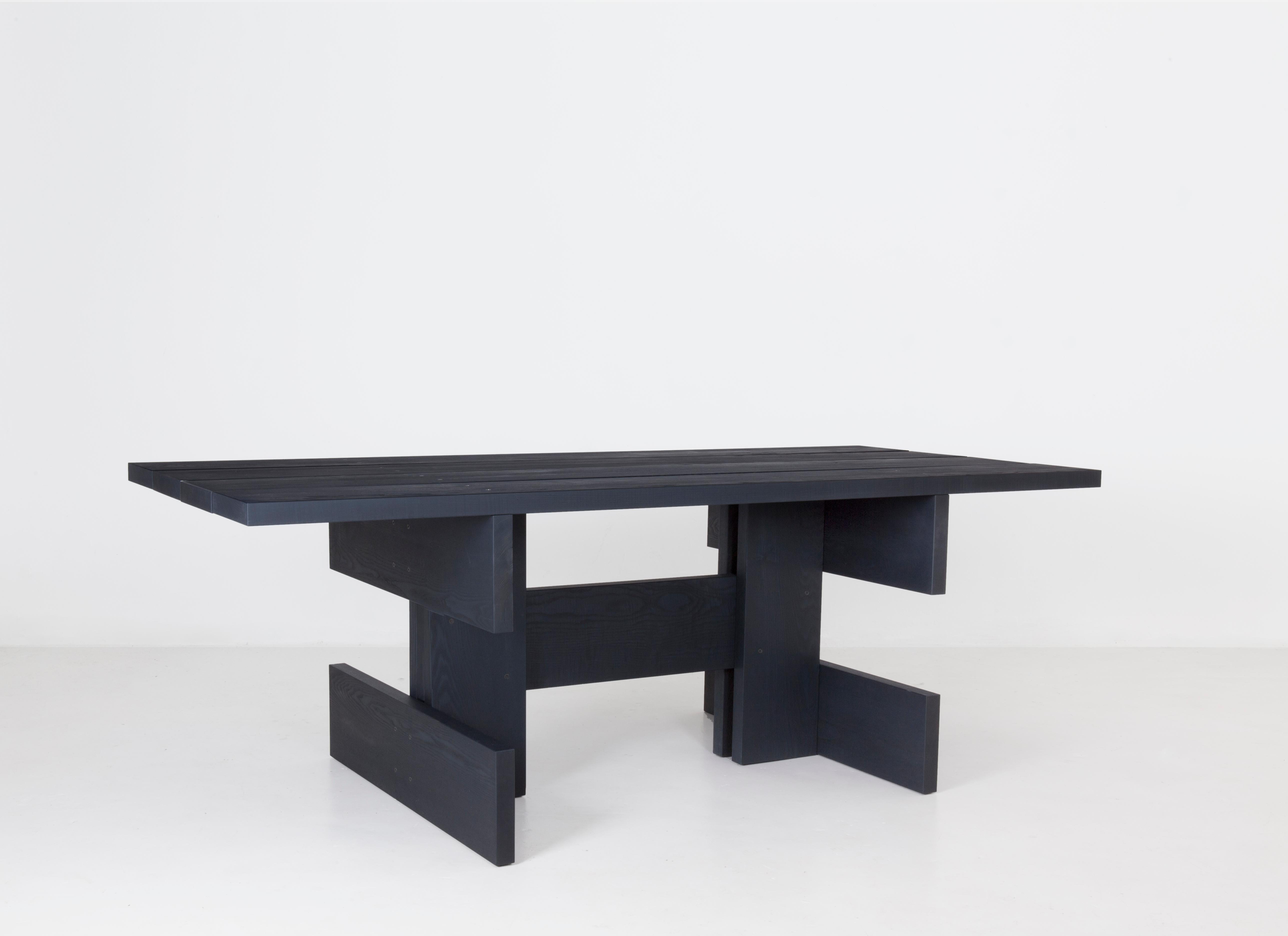 Une table à manger en bois audacieuse. Tous ses éléments : base, pieds, plateau sont basés sur le même profil de planche et ensuite reliés entre eux. Le caractère construit donne à Plank un attrait plutôt architectural. Il se pose comme une enclume