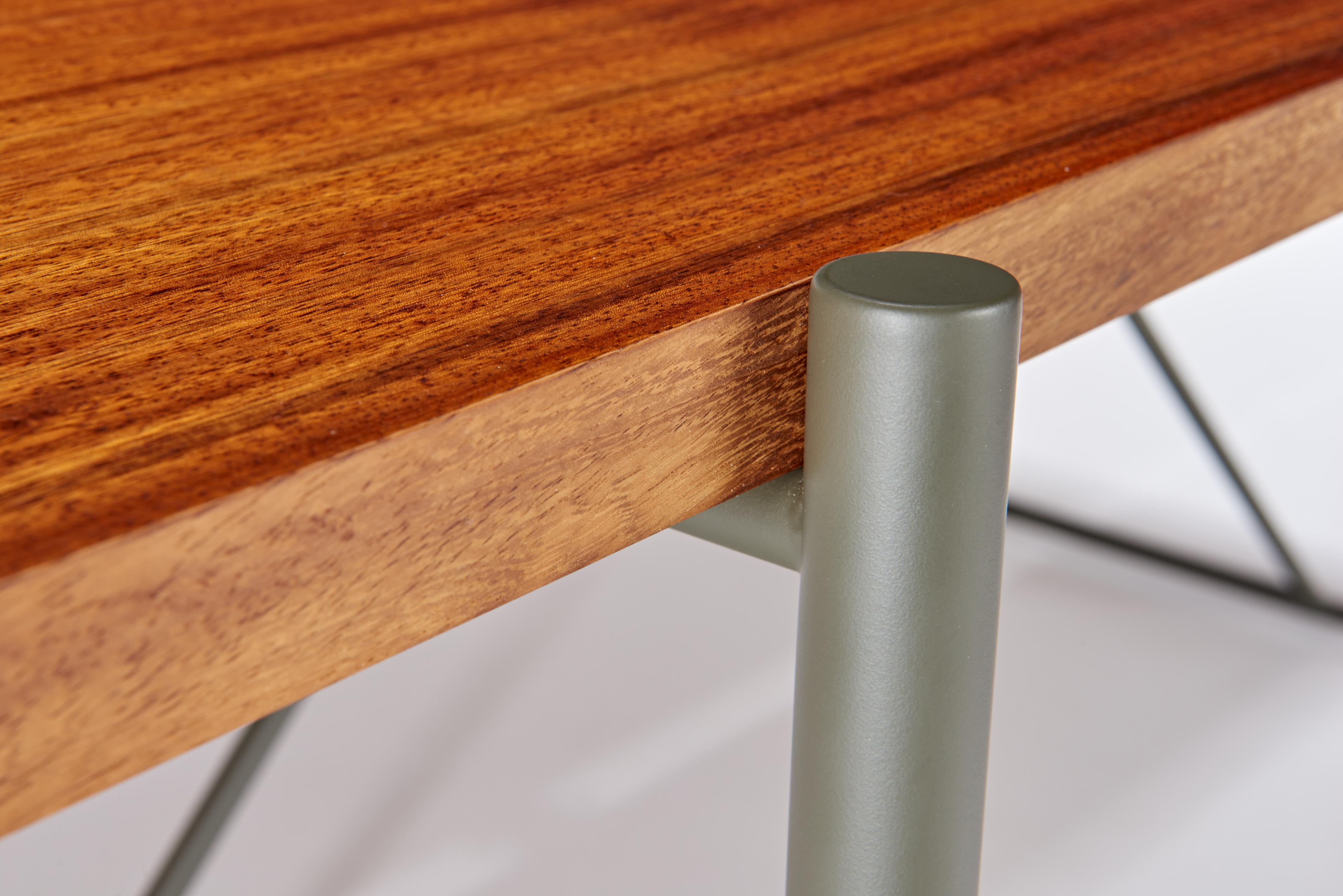 Moderne Table de salle à manger Plank avec base en acier inoxydable et plateau en bois de teck massif en vente