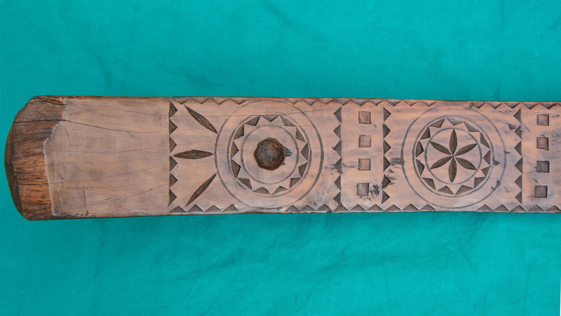 O/5530 - Asse lungo e curvo per la tenda Tuareg,  intagliato con motivi geometrici: raro da trovare.
Per l'uso: chiedi ad un architetto, ma ho qualche idea, come ad esempio sopra un arco di passaggio da un ingresso alla sala.
È un buon prezzo perché