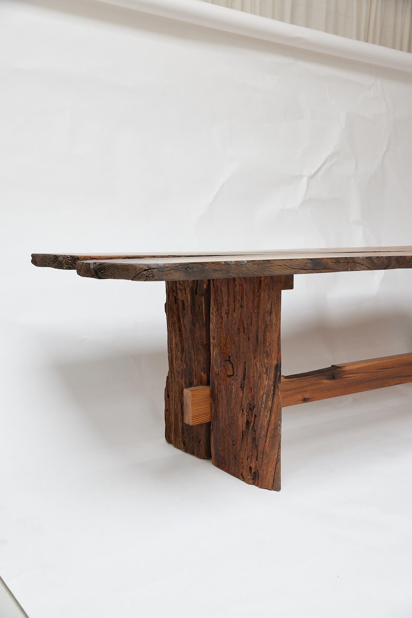 Table en bois unique fabriquée dans l'atelier de l'ébéniste Malte Goermsen, à la périphérie de Copenhague. La table est fabriquée en bois historique,  Pin pomérien,  de 1801. 

Il y a quelques années, l'ébéniste Malte Gormsen est tombé sur des piles