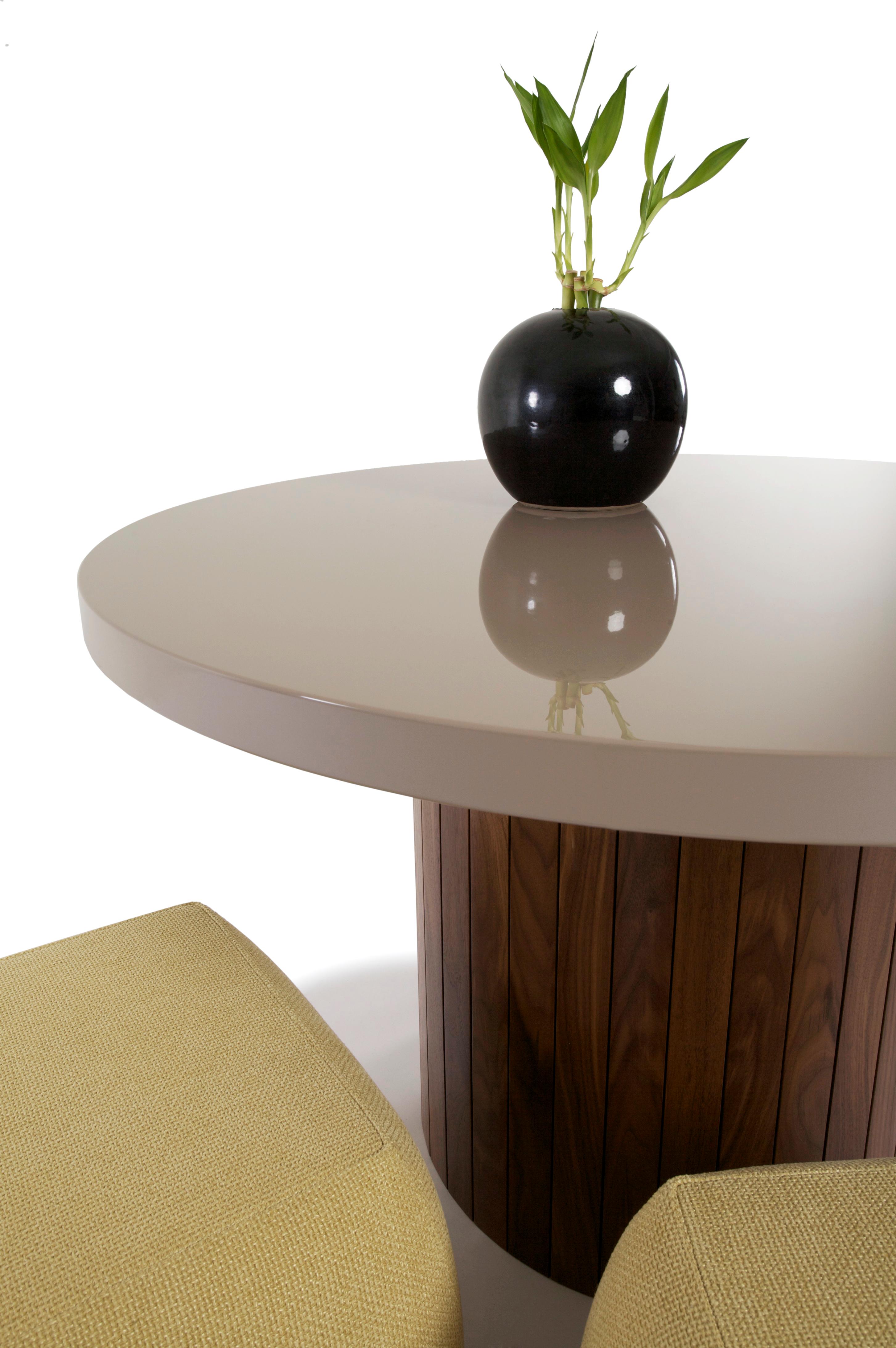 Die Holz-Lack-Kombination des Plank Table erinnert an eine andere Zeit, in der Wert und Vornehmheit durch handwerkliches Können und Schlichtheit aufgewogen wurden. Die Lackplatte bringt diesen Tisch zurück in die Mitte des 20. Jahrhunderts, und die