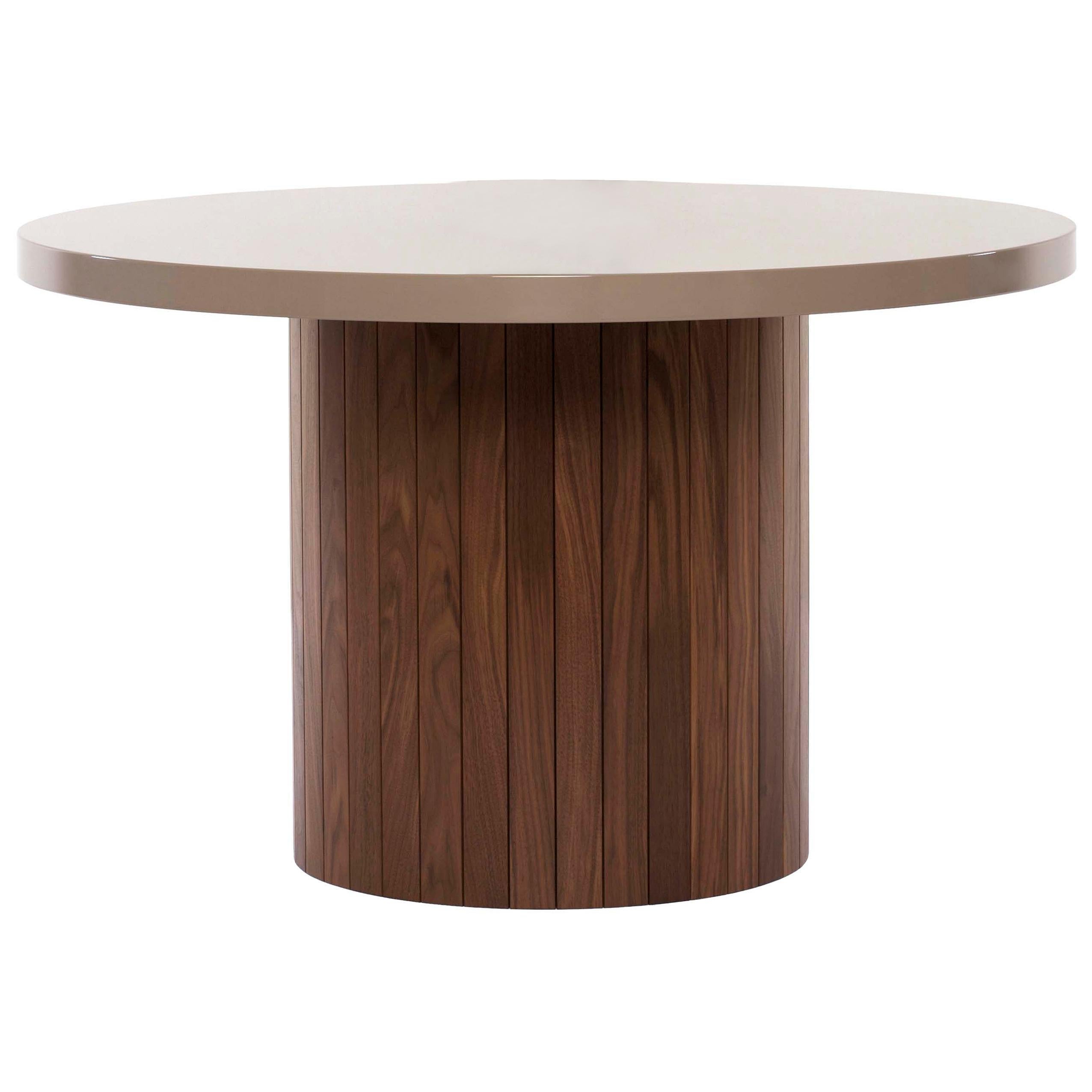 Plank-Tisch mit abgerundeter Lackplatte und Holzsockel aus Nussbaumholz, maßgefertigt auf Bestellung im Angebot