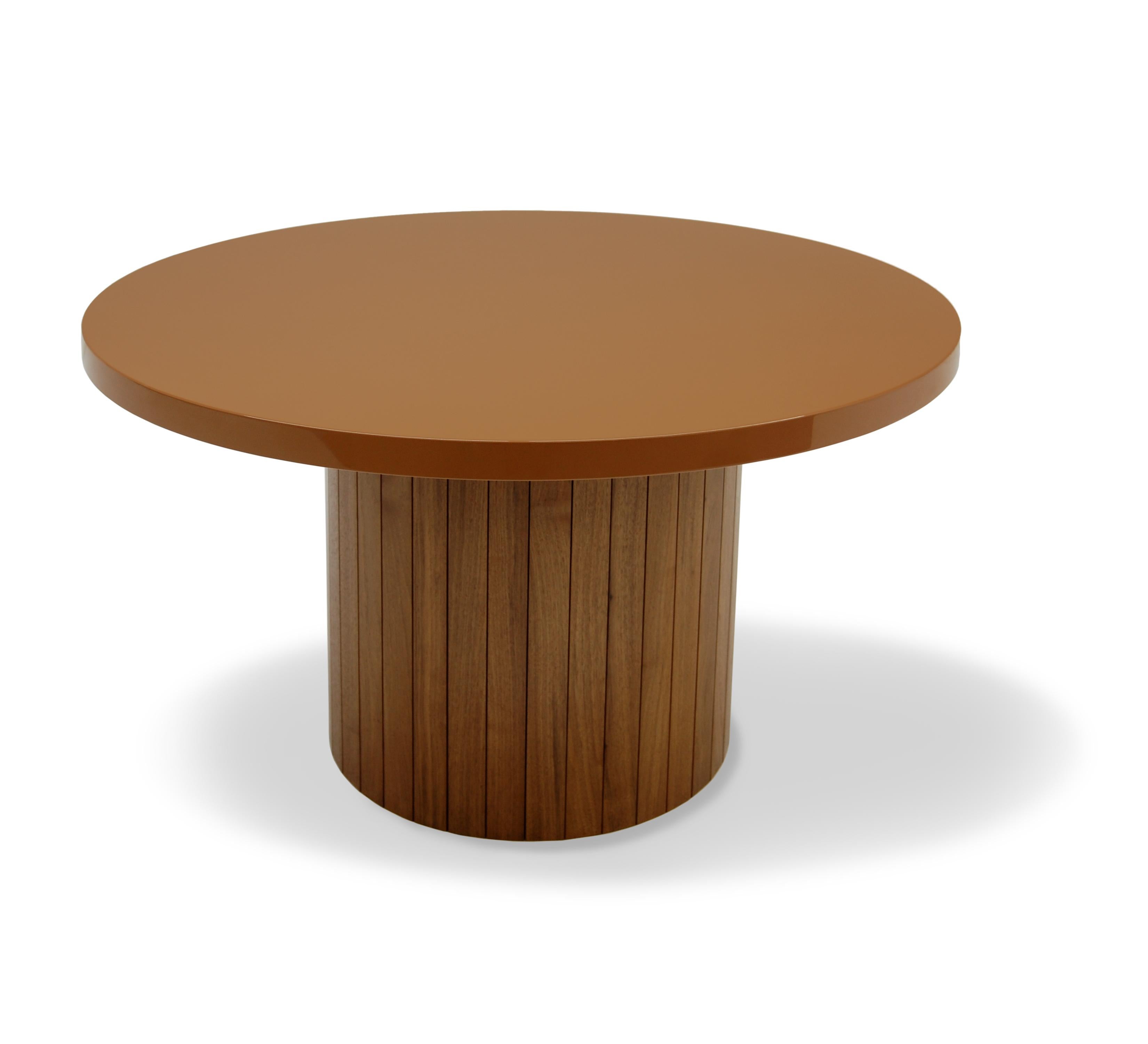 Le mélange de bois et de laque de la Plank Table rappelle une autre époque, où la valeur et la distinction se mesuraient à l'artisanat et à la simplicité. Le plateau en laque ramène cette table au milieu du 20e siècle et la combinaison des deux est