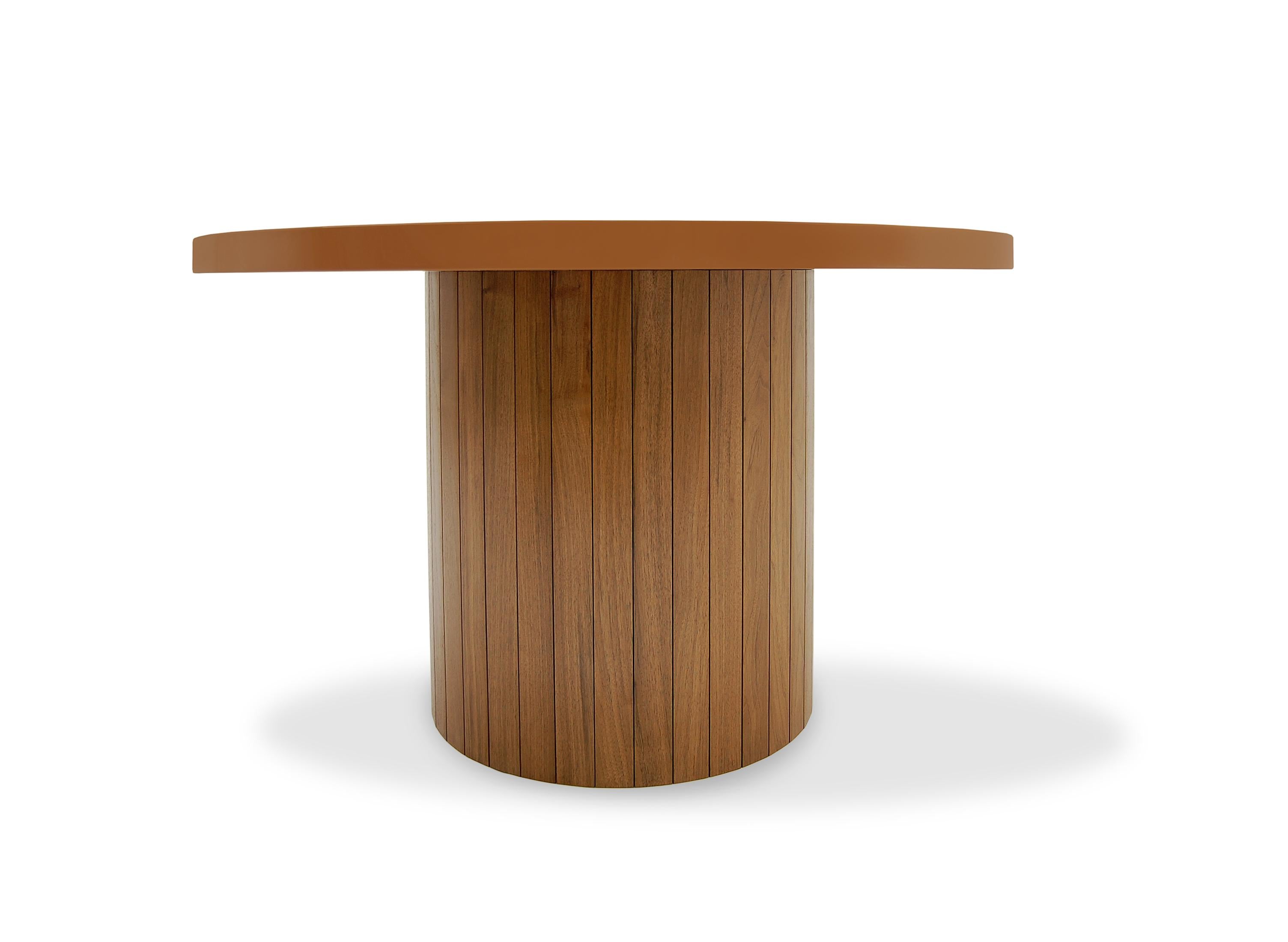 Autre Table en planche ronde avec plateau en laque et base en bois, noyer, fabriquée sur commande  en vente