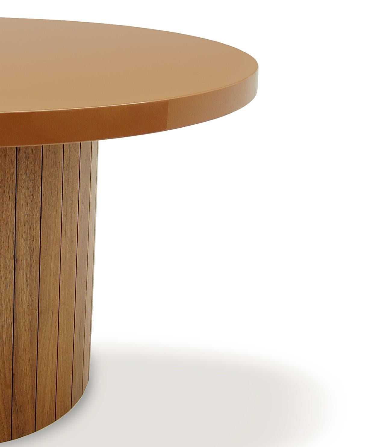 Table en planche ronde avec plateau en laque et base en bois, noyer, fabriquée sur commande  Neuf - En vente à Ridgewood, NY