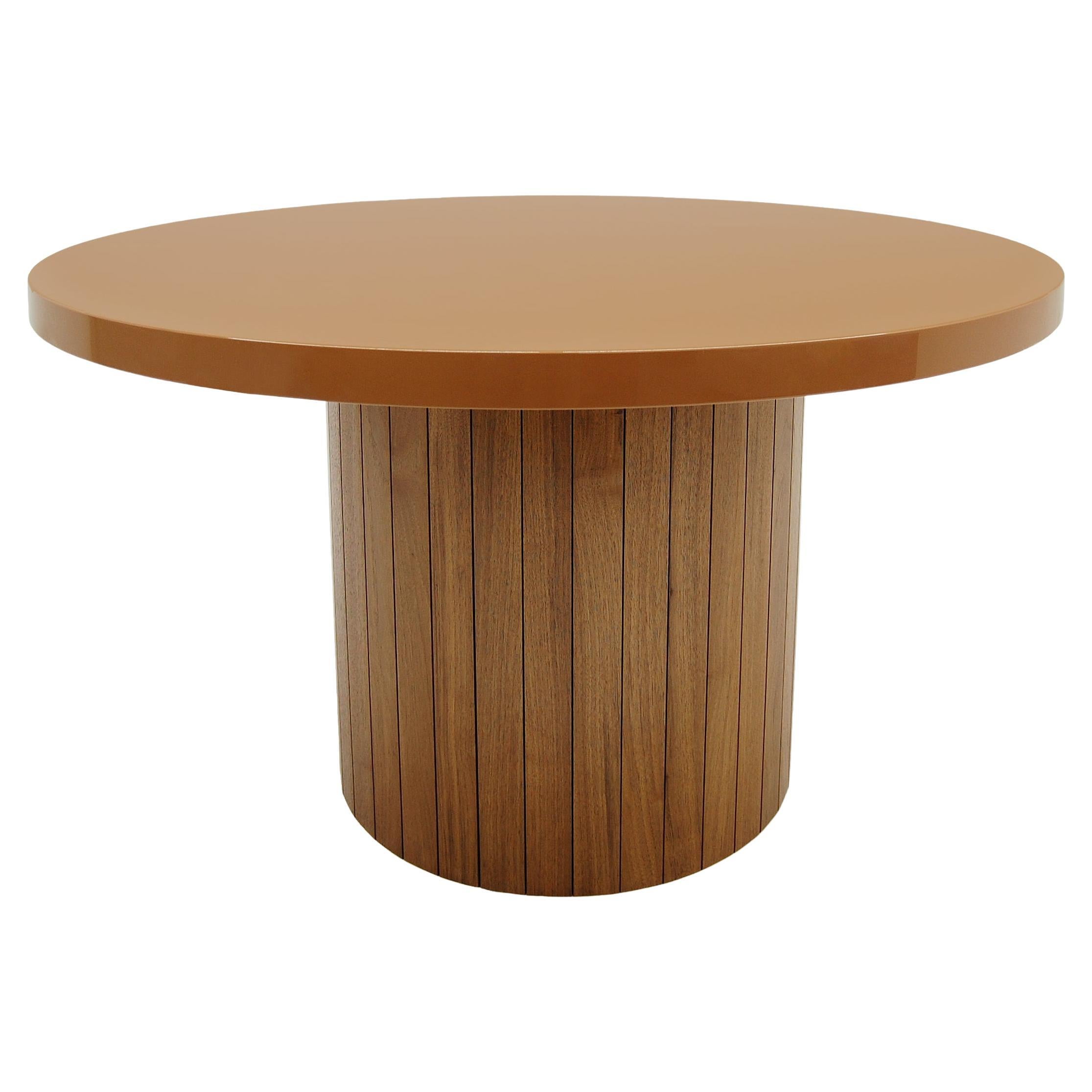 Table en planche ronde avec plateau en laque et base en bois, noyer, fabriquée sur commande 
