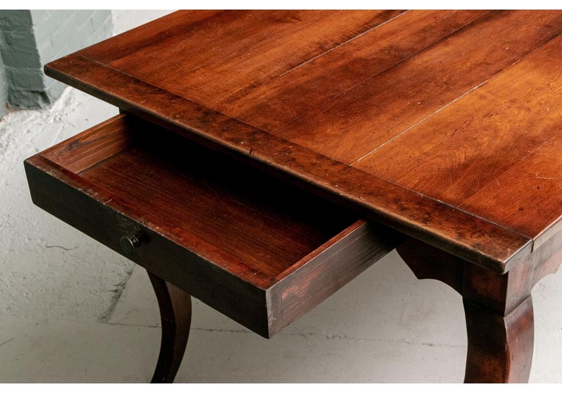 20ième siècle Table de ferme de style campagnard français en cerisier massif avec plateau en planches en vente