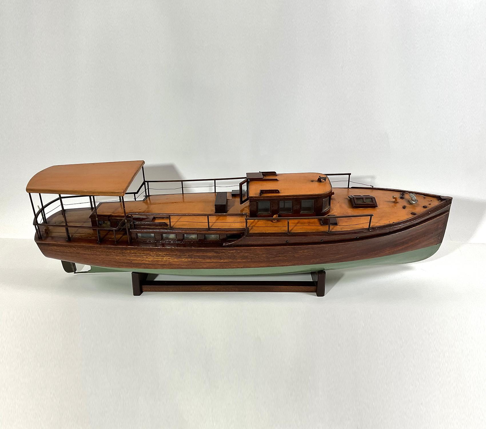 Geplanktes Modell der Bostoner Yacht Islander aus den 1920er Jahren im Angebot 1