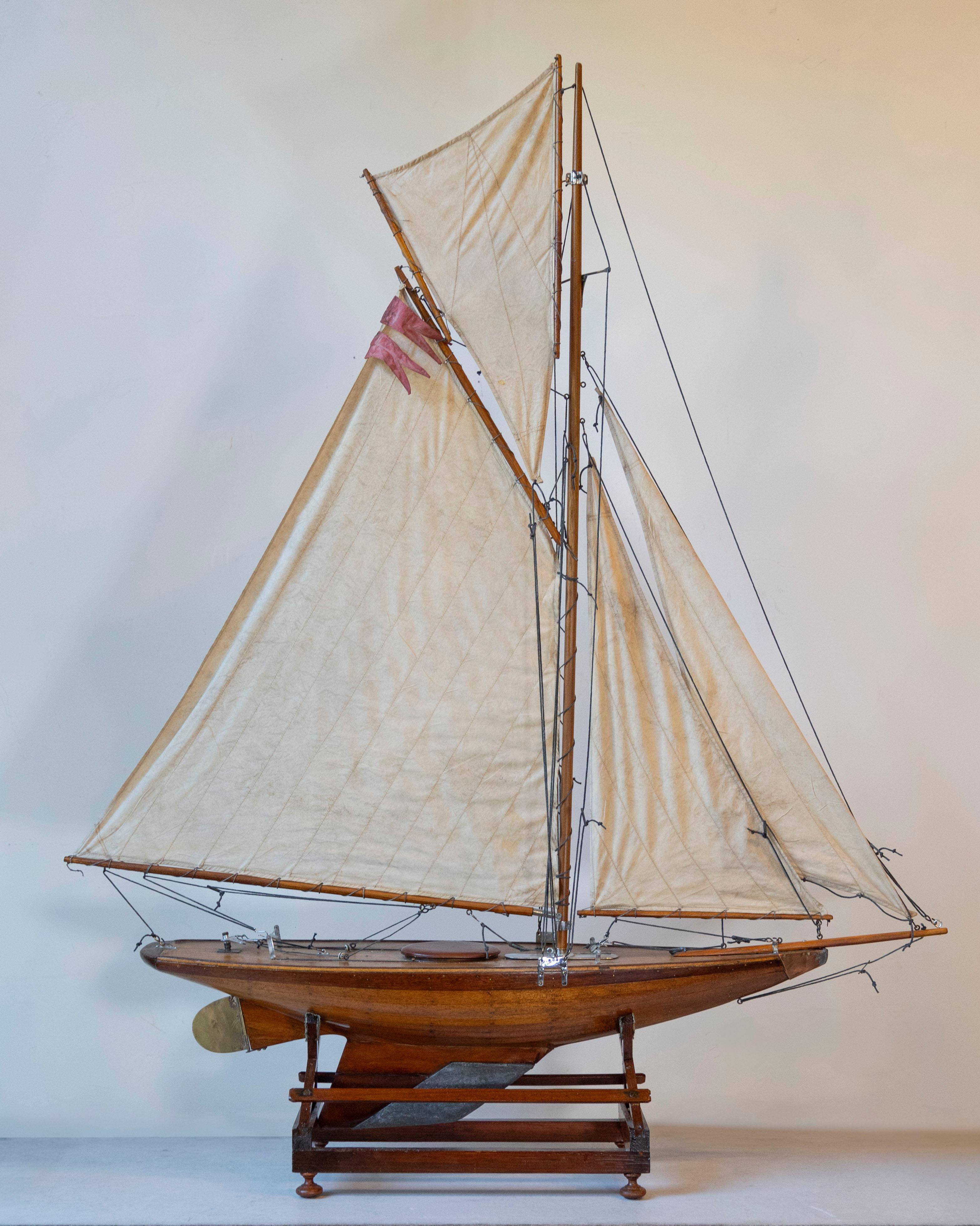 Uno yacht inglese a vele incrociate dei primi anni del XX secolo, con uno scafo dalla forma meravigliosa, con una costruzione a vele incrociate a vista, una chiglia profonda e un'accurata lavorazione artigianale. Questo modello armato di gaff