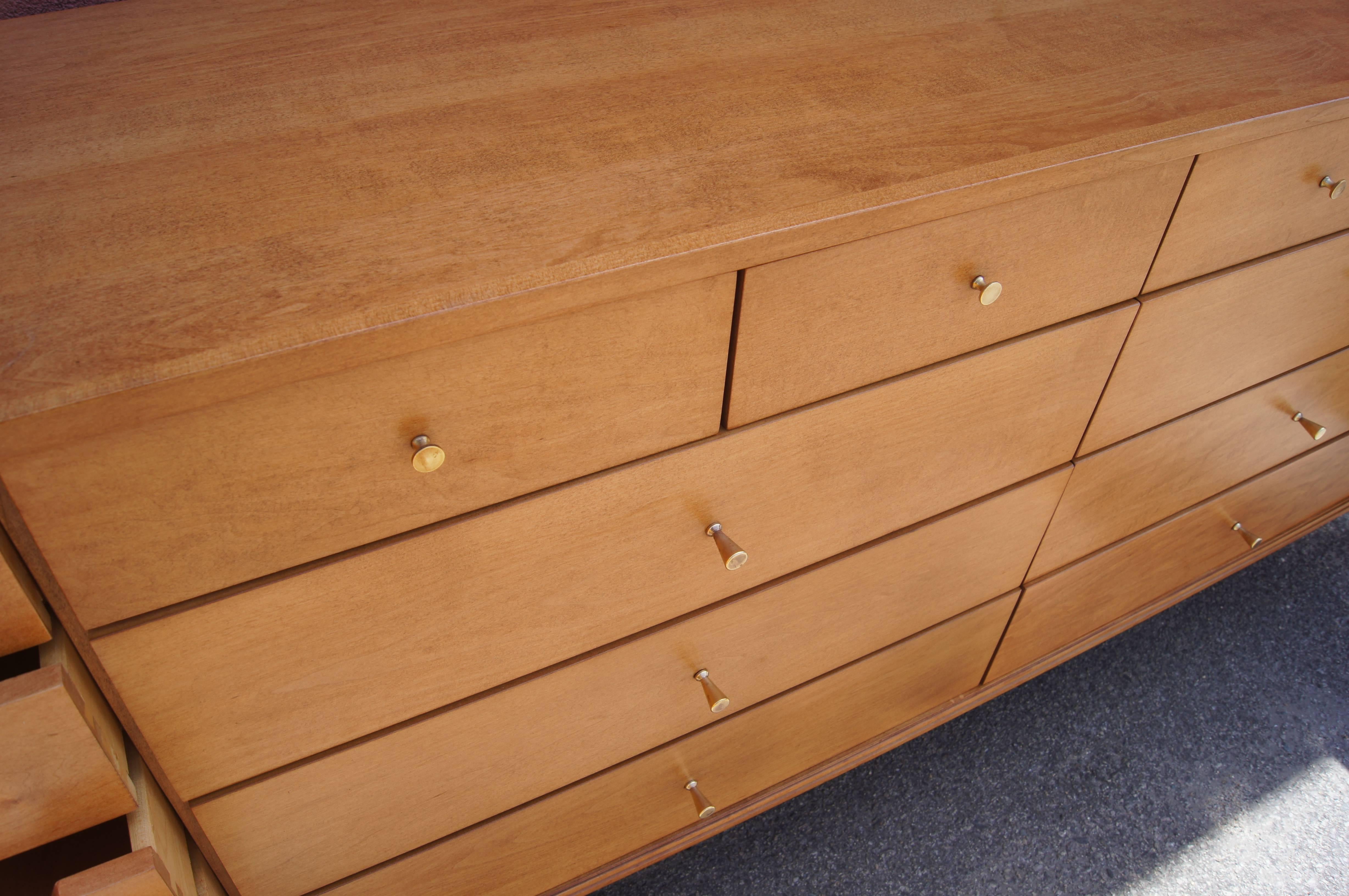 Planner Group 20-Drawer Maple Dresser by Paul Mccobb In Excellent Condition In Dorchester, MA