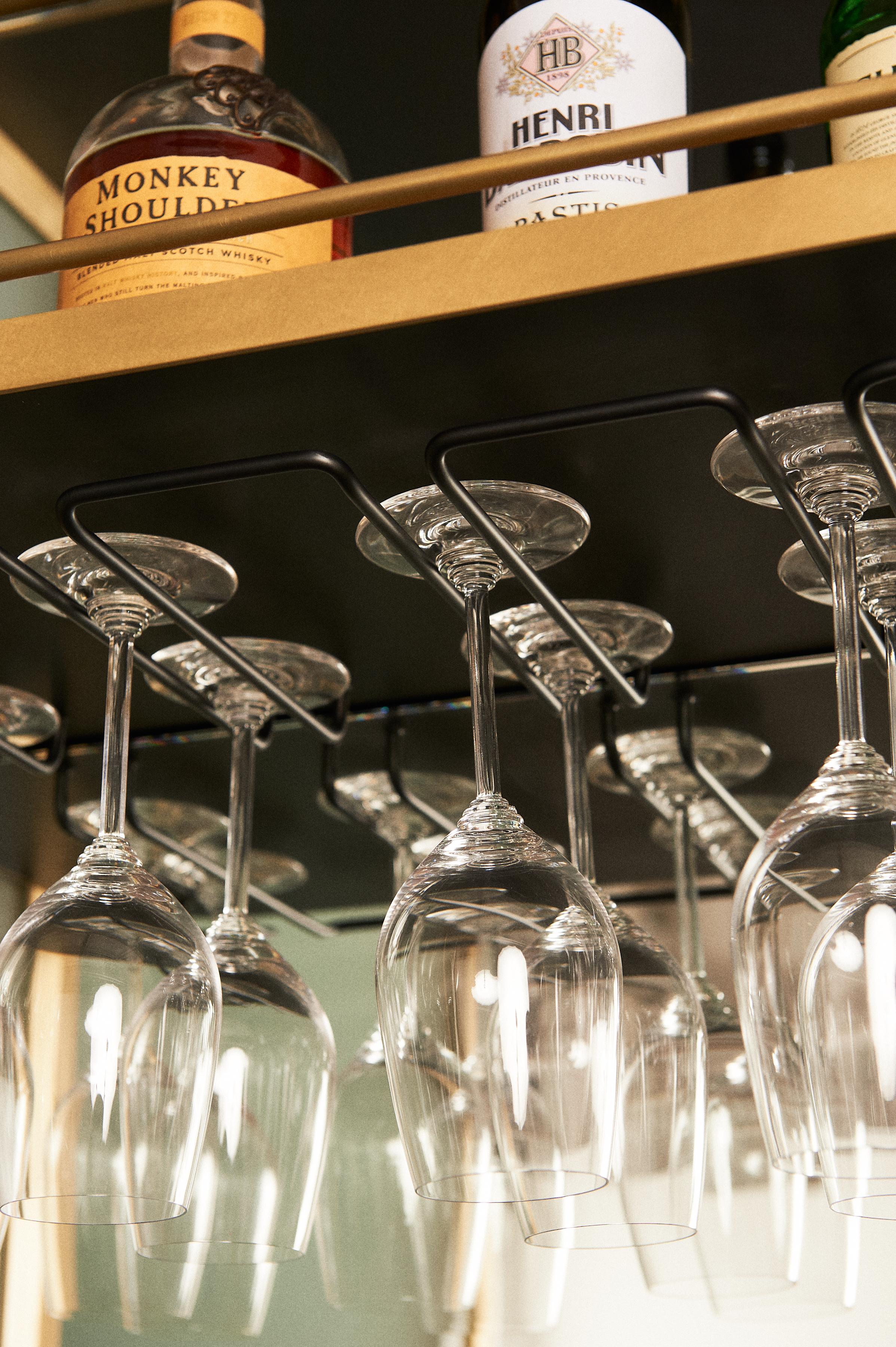 Meuble de bar Plano en bronze, portes en verre incurvées, flèches de bouteilles en cuir ciré en vente 2