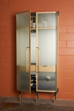 Barschrank Plano in Bronze:: gewölbte Glastüren:: gewachste Lederflaschenhalterungen