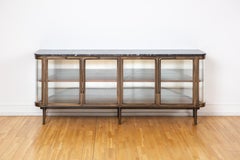 Credenza Plano en Bronce, Puertas Curvas de Cristal, Tapa de Mármol, Estantes de Nogal Negro
