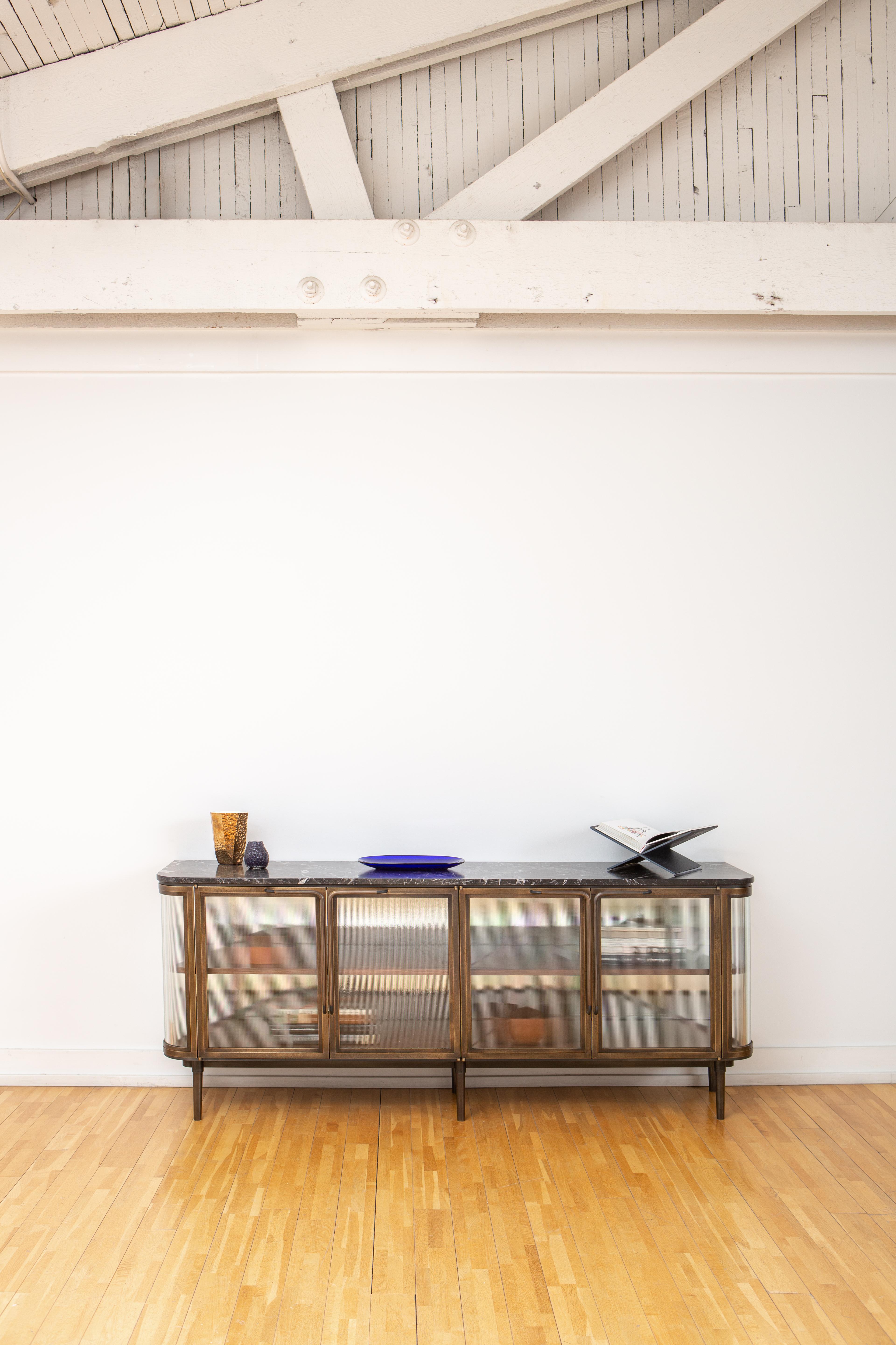 Moderno Credenza Plano in bronzo, ante in vetro curvato, piano in marmo, ripiani in noce nero in vendita