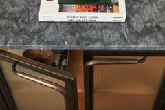 Credenza Plano (Dos Puertas) en Bronce, Puertas de Cristal Curvado, Tapa de Mármol