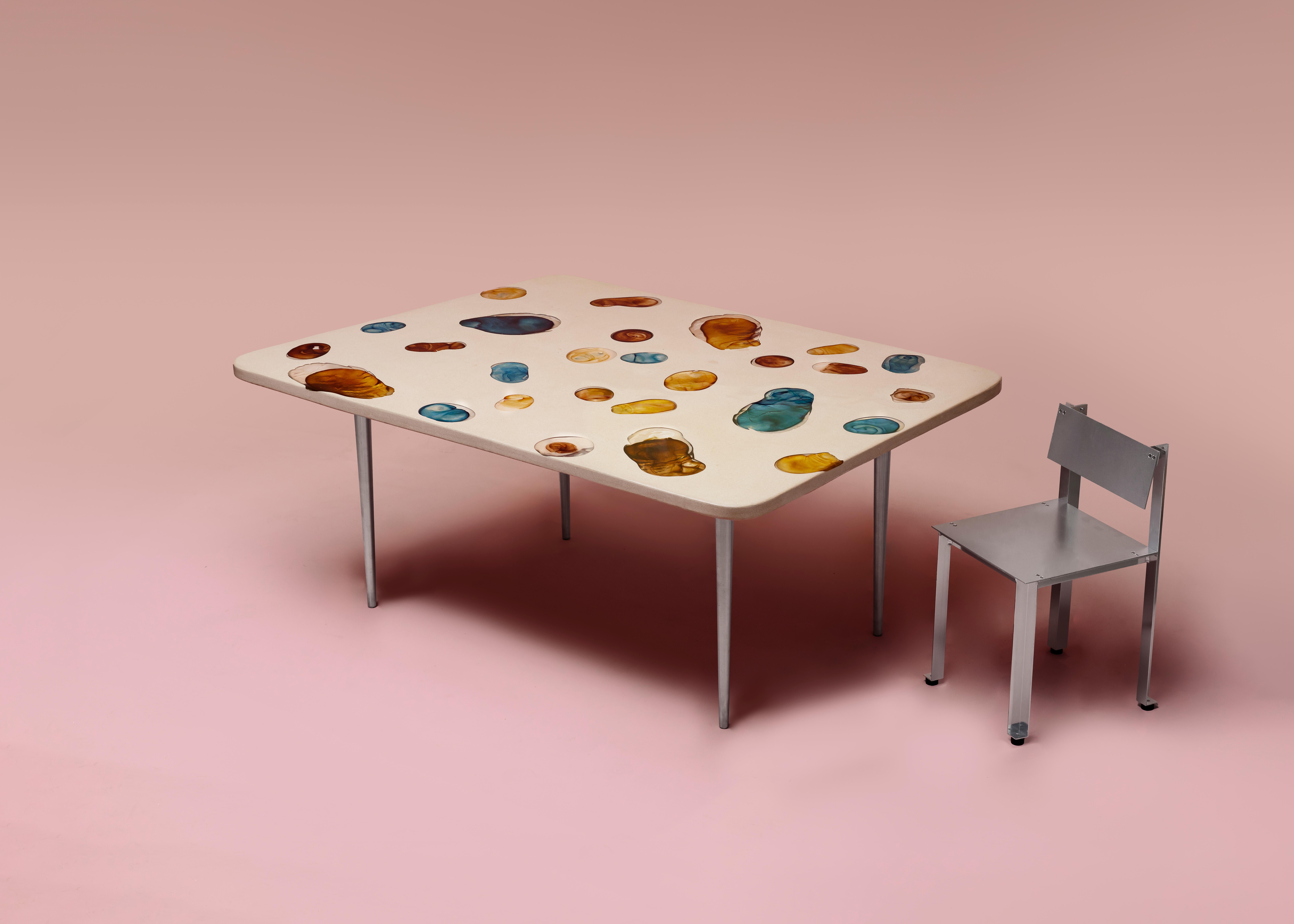 The PLANO Dining Table is a contemporary terrazzo table handcrafted with solid turned aluminium legs.
The piece was designed in collaboration by Assimply Studio and Iro Studio and is a study in the combination of their respective techniques.
The
