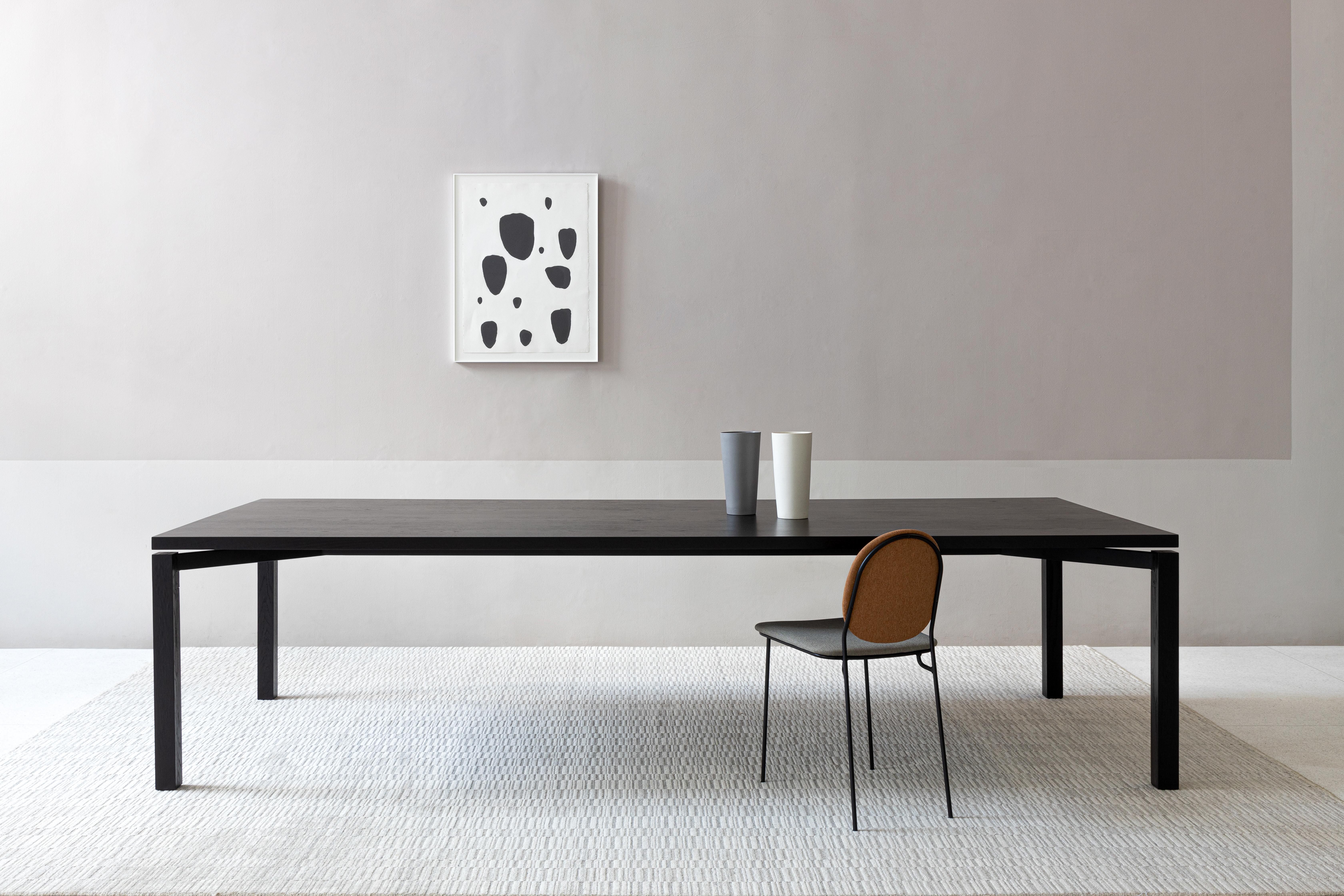 La mesa Plano, diseñada por ,Ovo, es una sofisticada mezcla de acero y madera autóctona brasileña, disponible en Catuaba y Jequitibá. Su diseño minimalista se inspira en las estructuras arquitectónicas, ofreciendo un sorprendente equilibrio entre