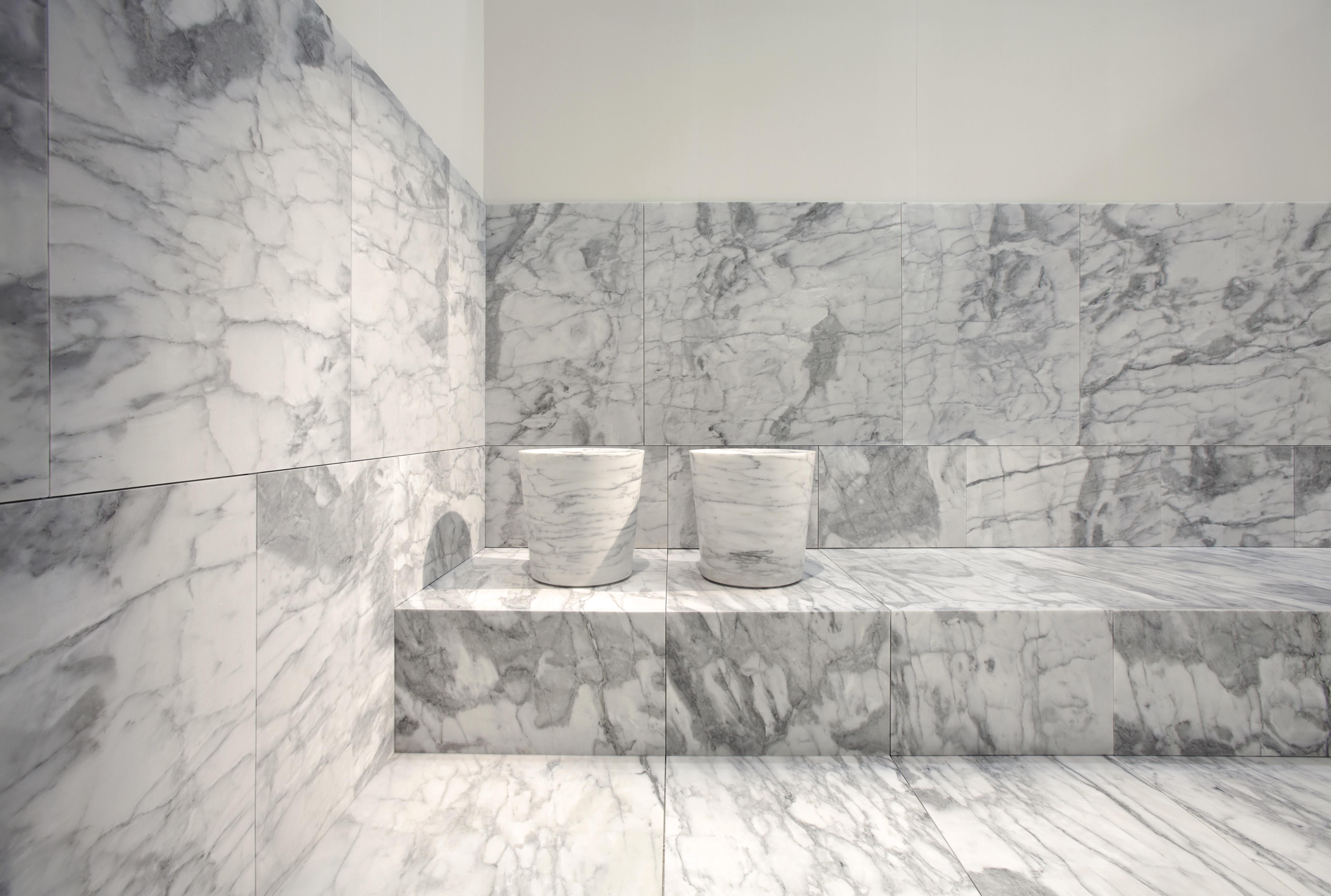 „Plano“ Shower-Tablett aus Bianco Carrara-Marmor, anpassbar von Pibamarmi (Moderne) im Angebot