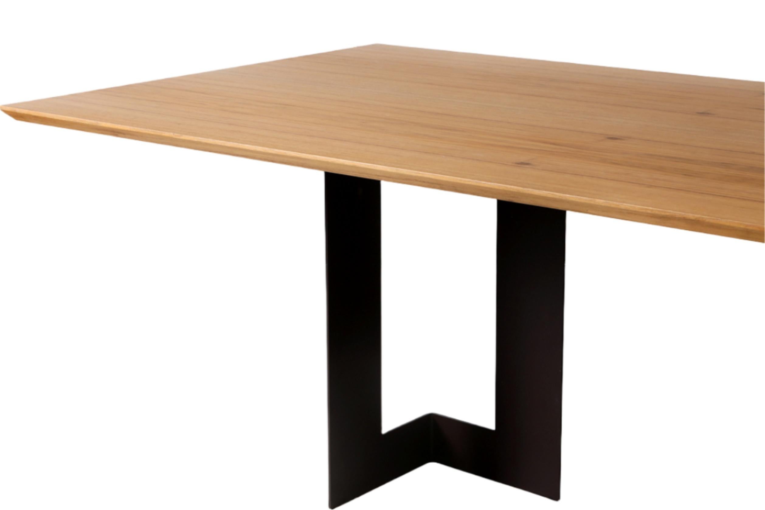 Peint Table de salle à manger Planos de style minimaliste en bois massif et acier peint en vente