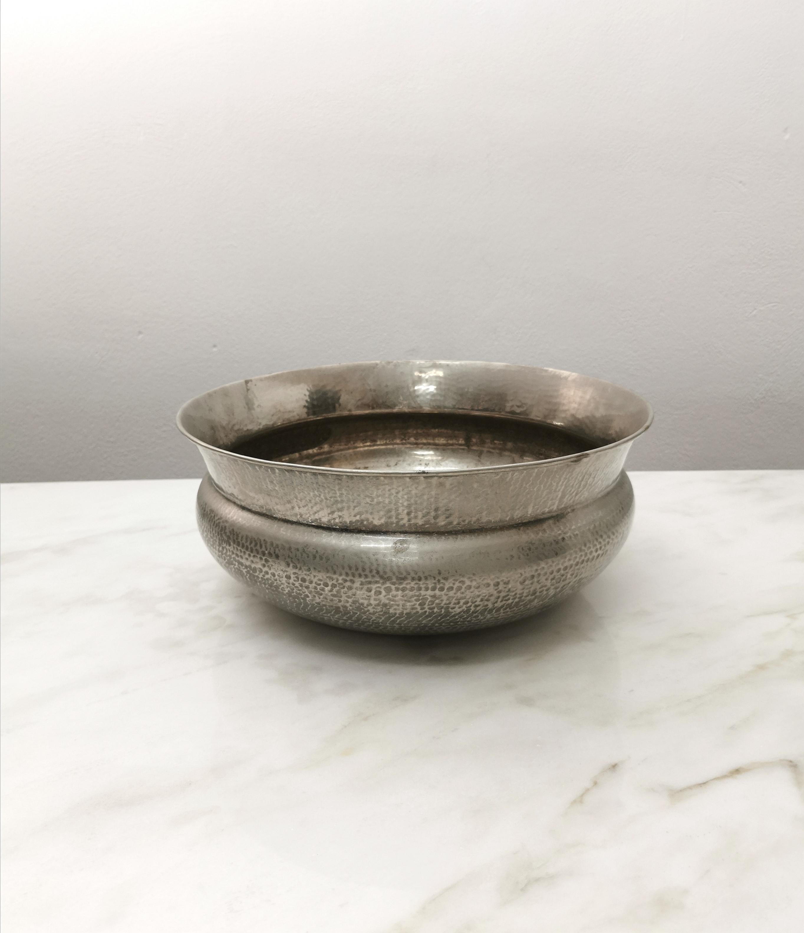 Circular plant holder of considerable size from a jewelry store, made entirely of nickel-plated and hammered brass. Made in Italy in the 60s.



Note: We try to offer our customers an excellent service even in shipments all over the world,