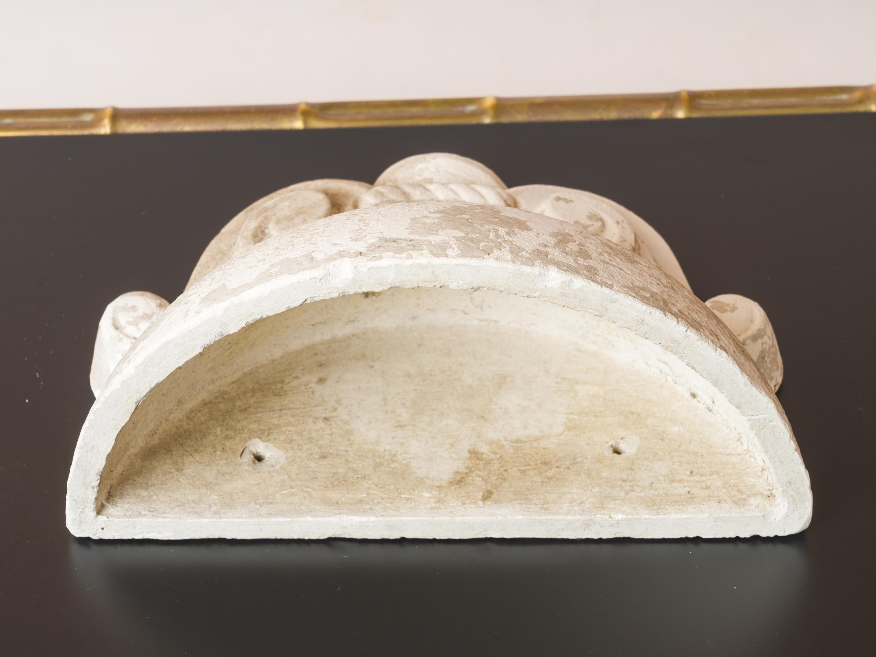 Francese Lampada in gesso con decorazione a volute ispirata alle piante - Francia, anni '40 in vendita