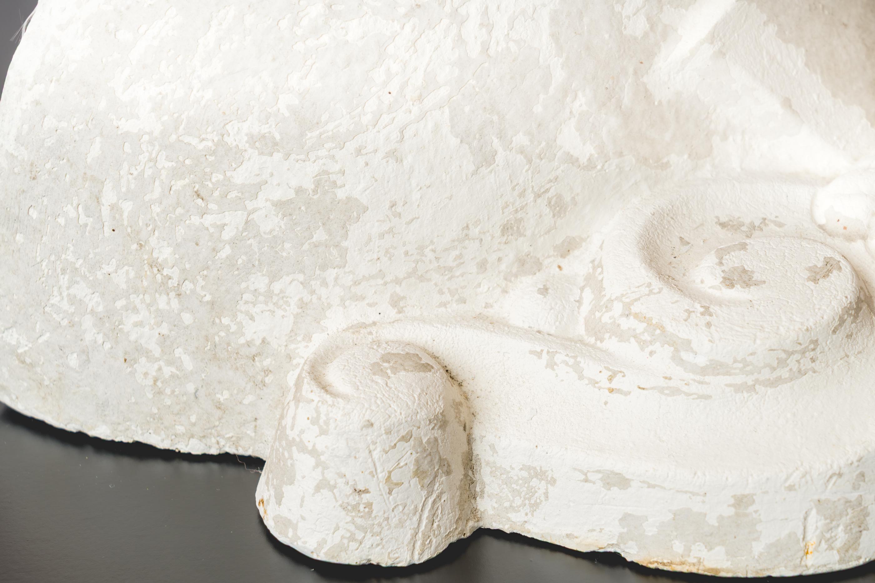 Metà XX secolo Lampada in gesso con decorazione a volute ispirata alle piante - Francia, anni '40 in vendita