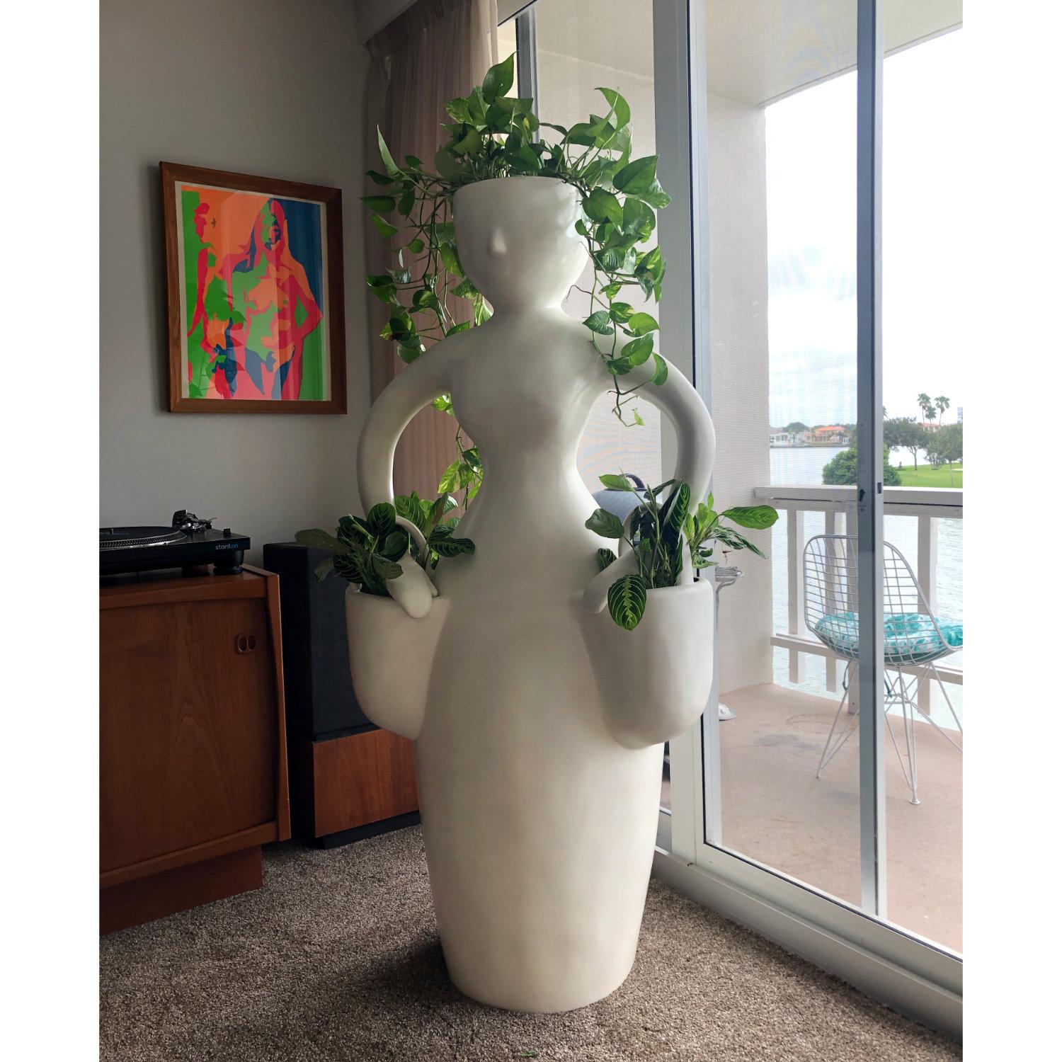 Plant Lady Maceta de Fibra de Vidrio Femenina de Tamaño Natural para Interior y Exterior en venta 4