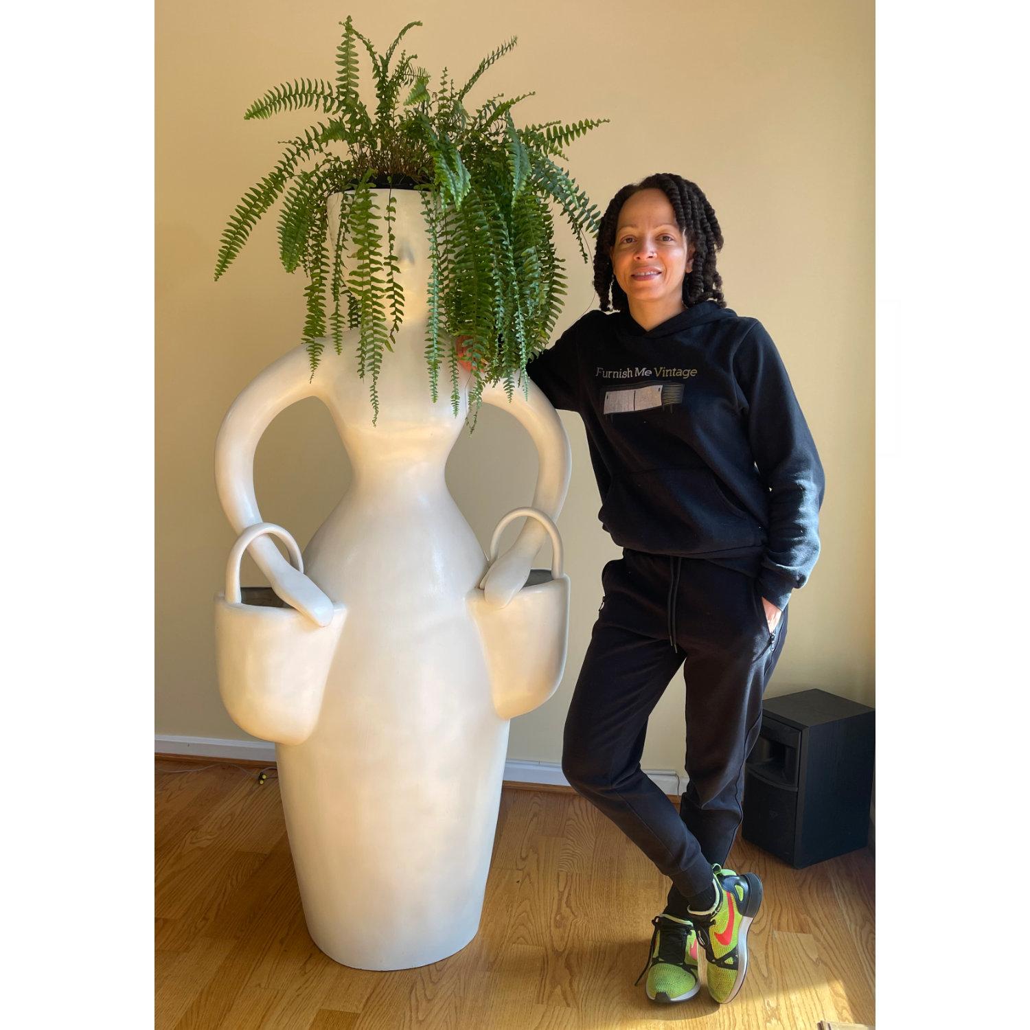 Plant mammas y plant daddys habéis encontrado vuestra alma gemela. Te presento a la Dama de las Plantas. Es de tamaño natural y tiene tres zonas para plantas. ¿Quién necesita una peluca cuando puedes tener follaje por pelo? En su cabeza cabe una