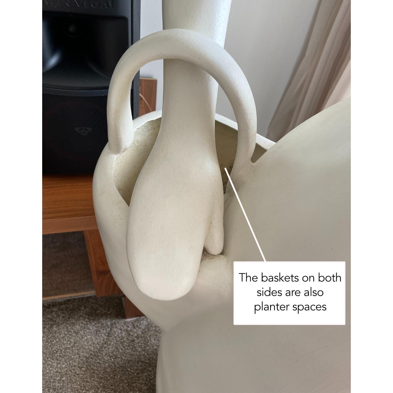 Plant Lady Maceta de Fibra de Vidrio Femenina de Tamaño Natural para Interior y Exterior en venta 2
