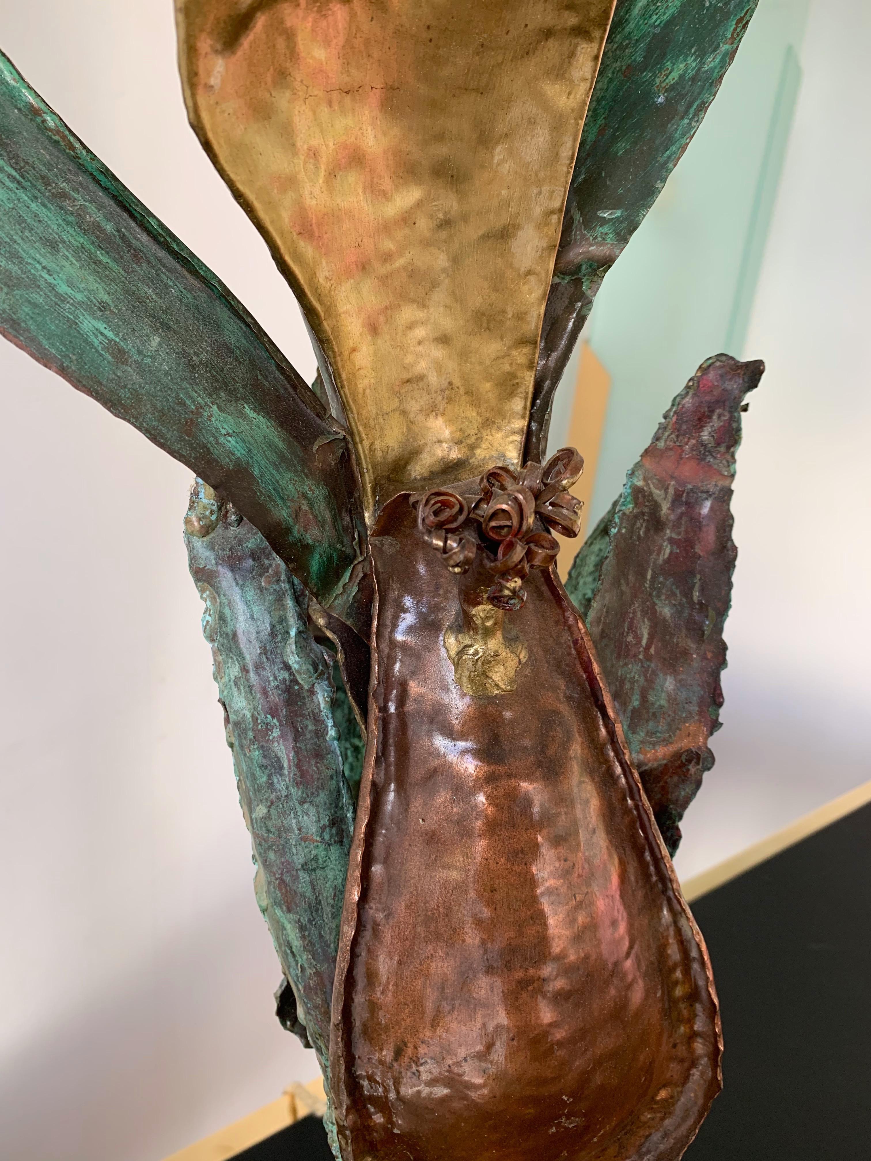 Lacquered metal and brass table lamp carnivorous plant model. Nice patina. In the manner of Maison Honoré Paris, Jansen, Bagues, Charles, palm tree or pine lamp, Hollywood Regency.