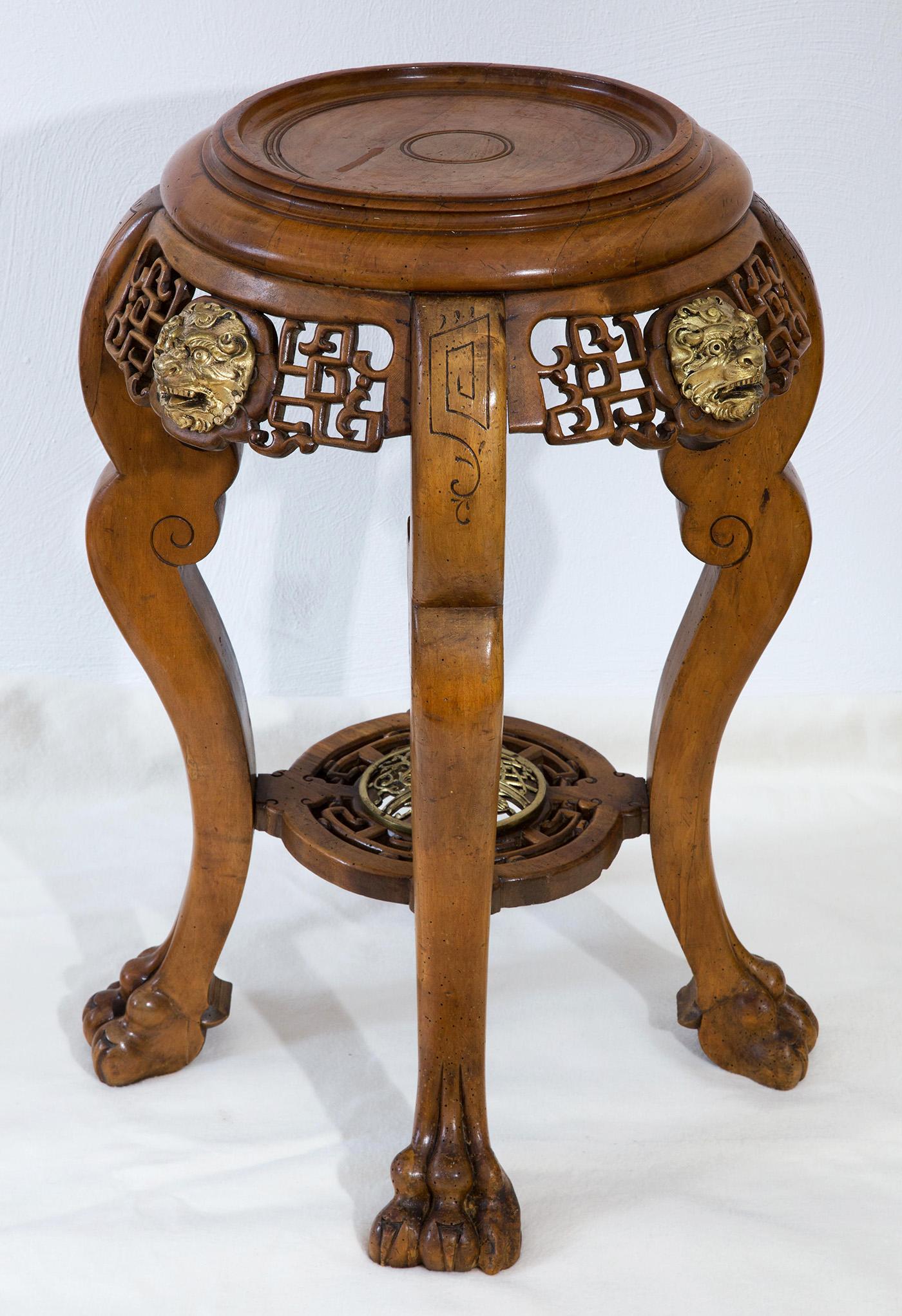 Plant stand/ Gueridon/ side table
Paris ca. 1900
False bamboo, Brighton chinoiserie style
Medaillons of bronzes of lions heads
Sculpted Chinese symbols
Stable, ready to use.
  