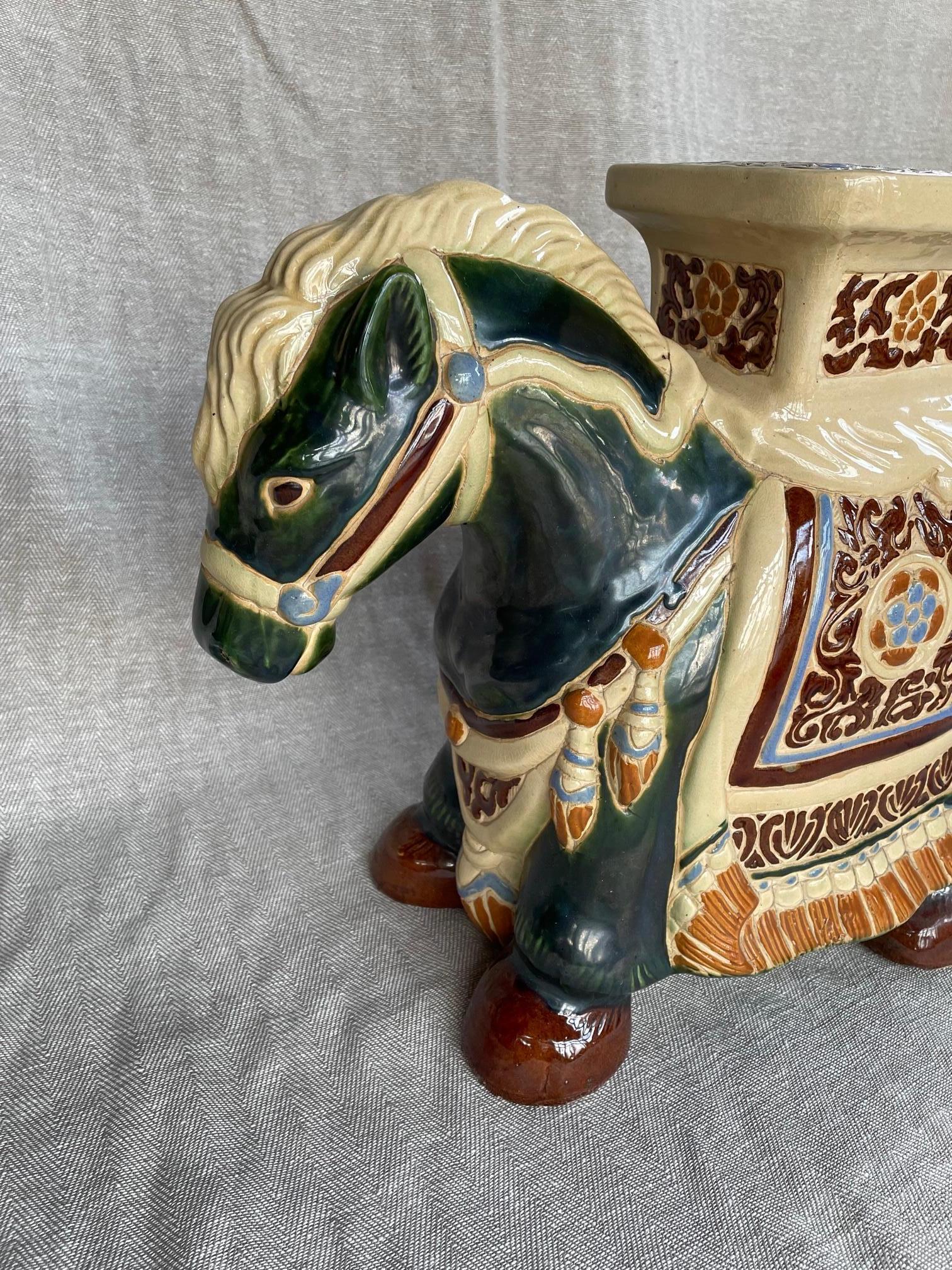 Soporte para plantas o mesa con forma de caballo en cerámica de tipo chino, bien decorado y esmaltado, verde, azul, blanco.
Puede utilizarse como soporte para plantas o taburete en una veranda o patio.