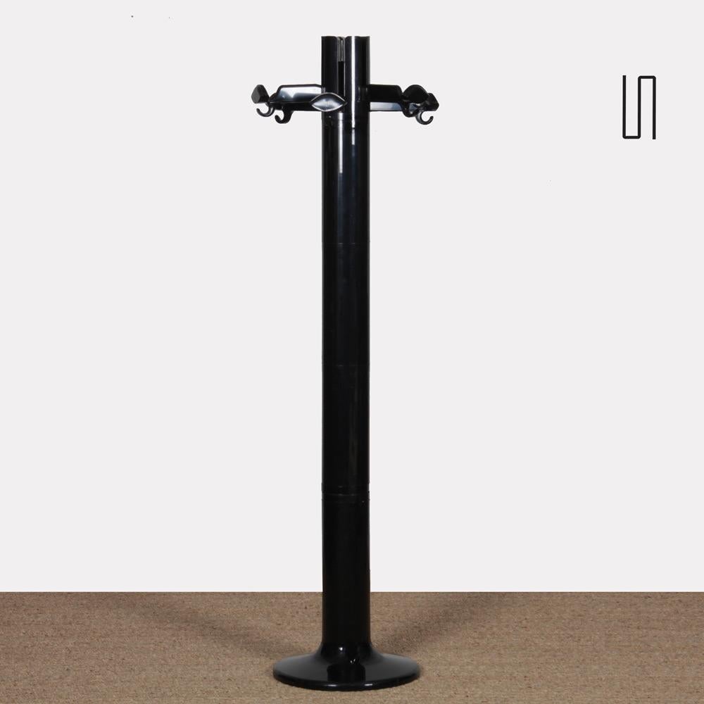 Porte-manteau noir conçu par Giancarlo Piretti et datant des années 70. Les 6 patères et les 2 anneaux de parapluie de la partie inférieure s'articulent pour s'intégrer à la structure principale. Ce porte-manteau est en bon état.
