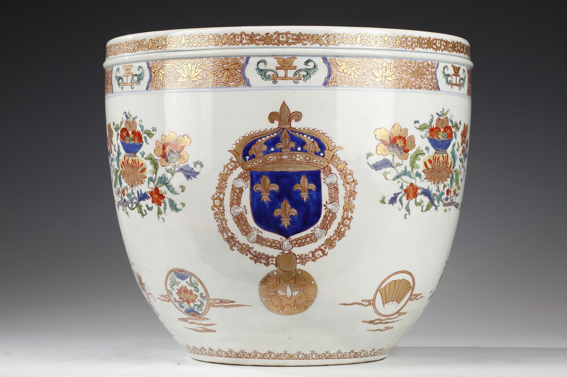 Important porcelain planter and decorative dish attributed to Samson & Cie.
They are decorated with golden and red friezes of intertwined lotus, fruits and flower cups, fans and two 