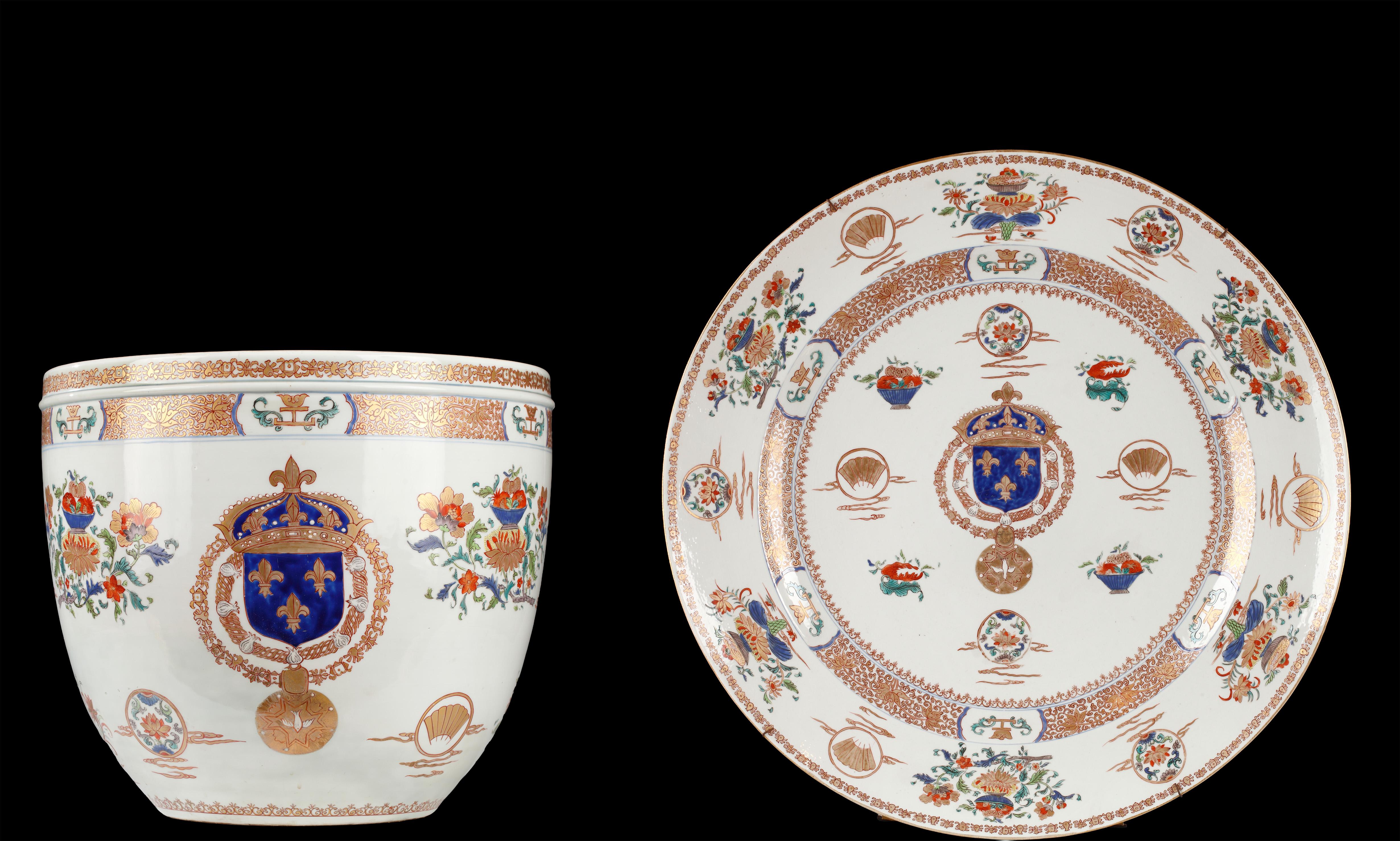 Important porcelain planter and decorative dish attributed to Samson & Cie.
They are decorated with golden and red friezes of intertwined lotus, fruits and flower cups, fans and two 