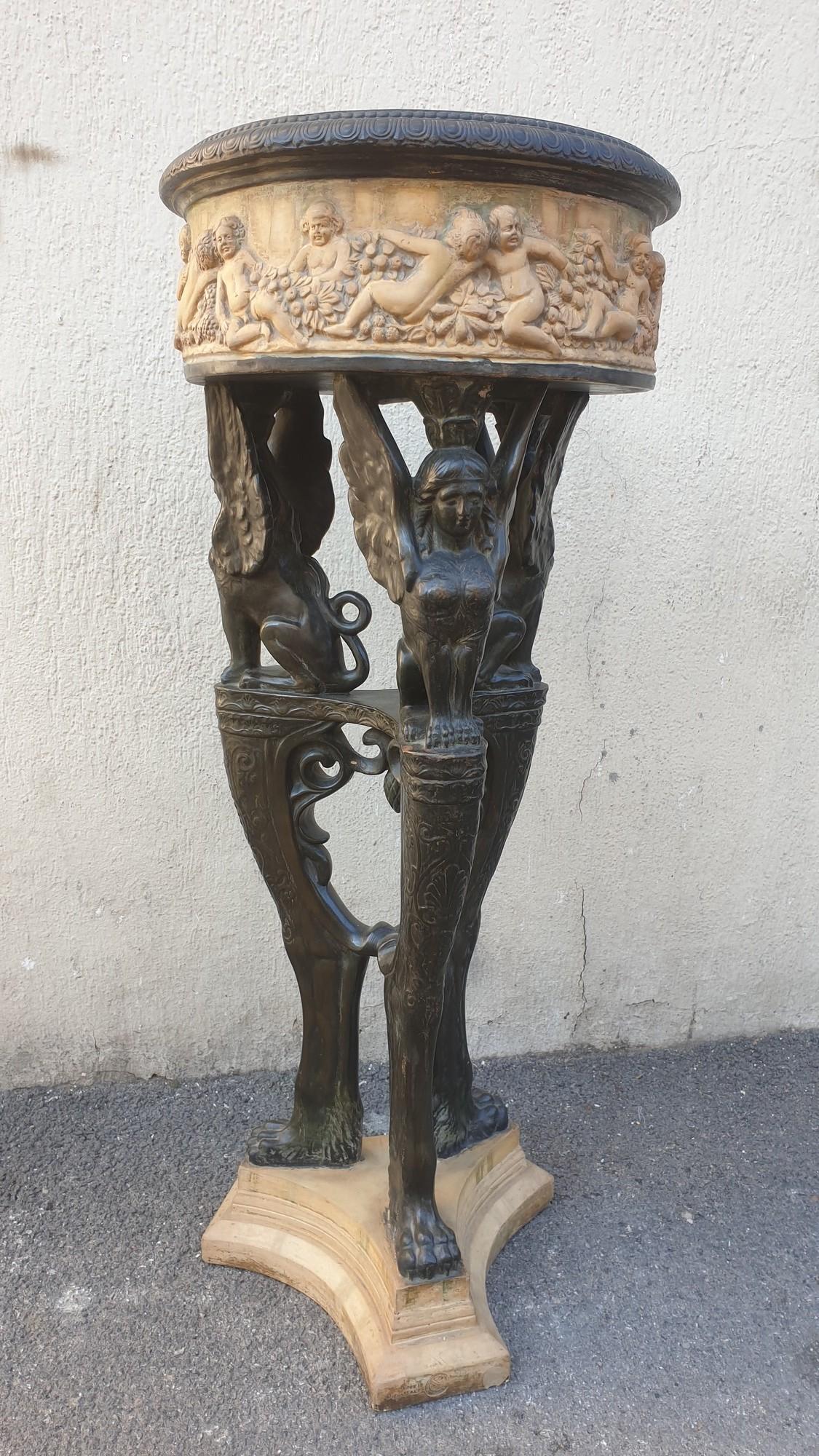 Athenian or planter in patinated terracotta, with decor inspired by antiquity / Grand Tour: feet in the shape of sphinxes, frieze of putti in the middle of flowers and fruits

Planter made in Italy, stamps by Dini & Celai, in Tuscany

Good condition