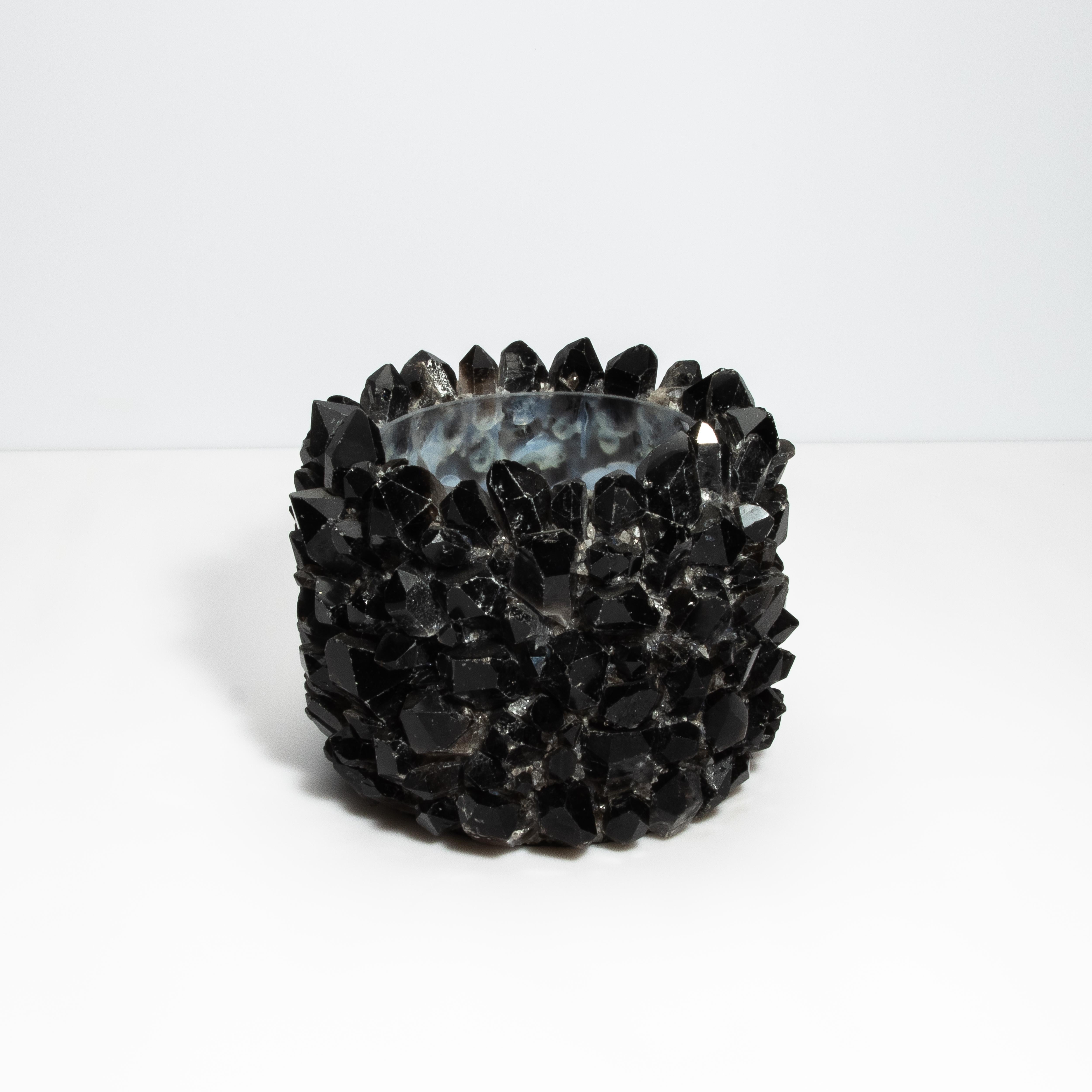 Lasciati conquistare dal fascino accattivante della Collection'S Rock Crystal di Kathryn McCoy, un capolavoro che fonde perfettamente la bellezza grezza della natura con la squisita maestria artigianale. Disponibile in varie dimensioni e
