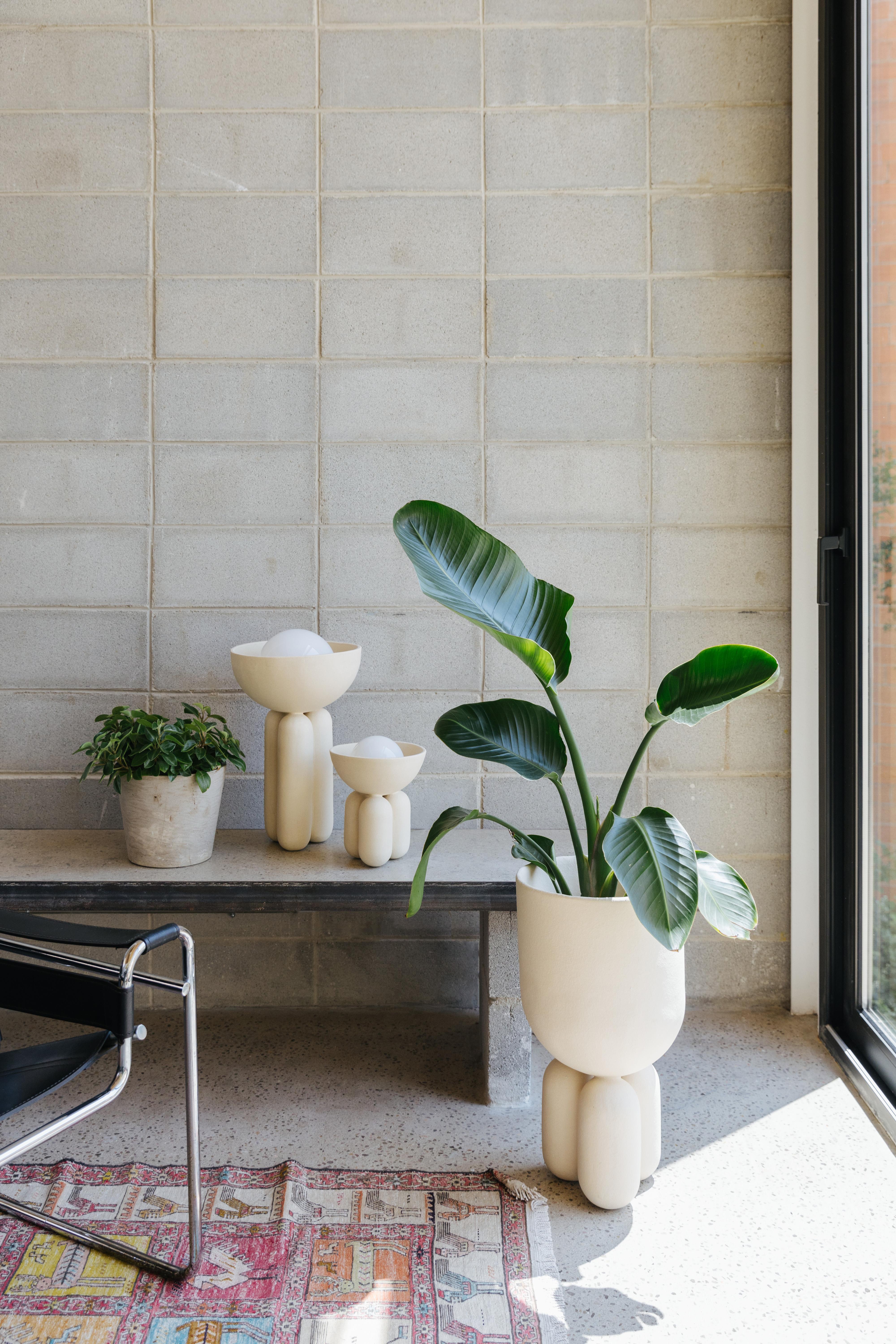 Moderno Vaso Planter Clay 30 di Lisa Allegra in vendita