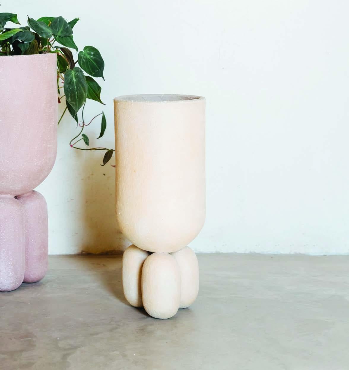 Planter flat feet 15 by Lisa Allegra
Dimensions: ø 15 x 37 cm
Materials: Clay
Variations available.

Born in 1986 in Paris, Lisa Allegra has earned in 2010 a degree in furniture design from the École Supérieure des Arts Décoratifs. She has