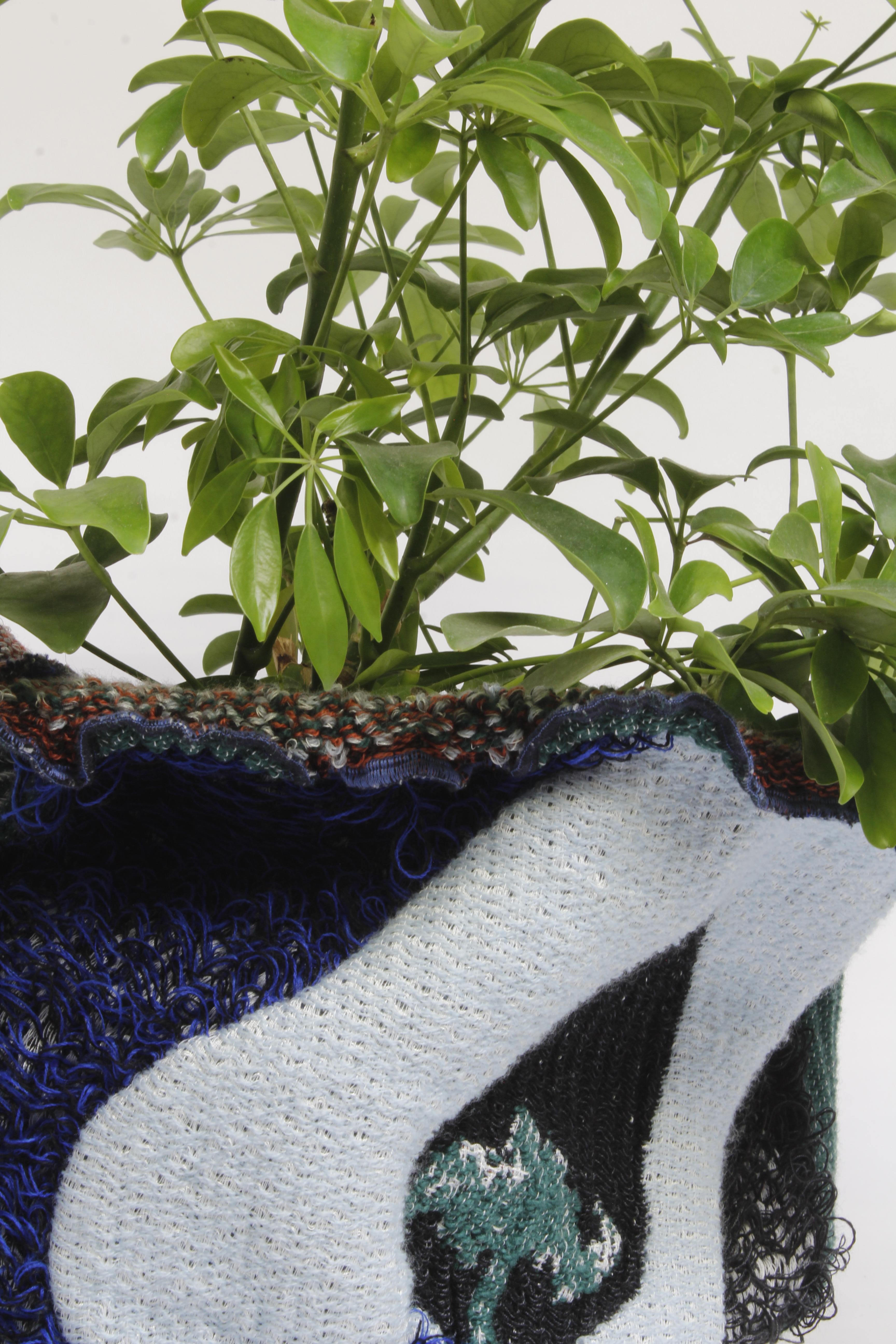Pflanzgefäß- elastische Tasche aus geflochtenem Textil mit Tiermuster, nach einer Zeichnung im Zustand „Neu“ im Angebot in EINDHOVEN, NL