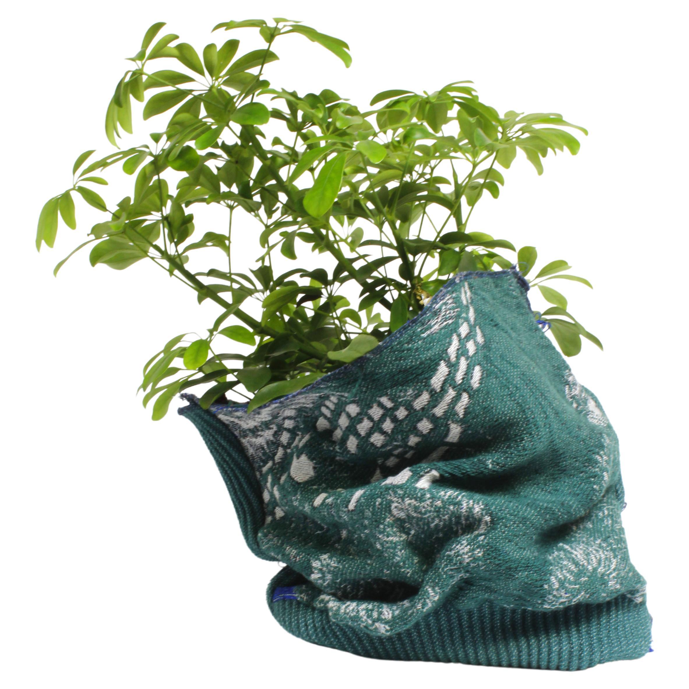 Pflanzgefäß- elastische Tasche aus geflochtenem Textil mit Tiermuster, nach einer Zeichnung im Angebot