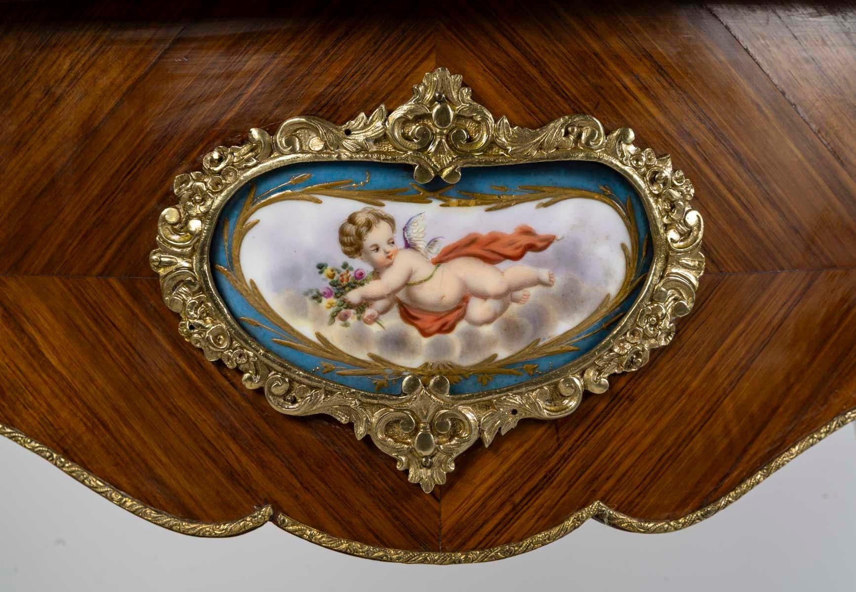 Jardinière en marqueterie, plaque de porcelaine de Sèvres et bronze doré, XIXe siècle, époque Napoléon III.

Jardinière d'époque Napoléon III, XIXe siècle, en marqueterie de bois précieux, plaque de porcelaine de Sèvres et bronze doré.
H : 83cm, L :